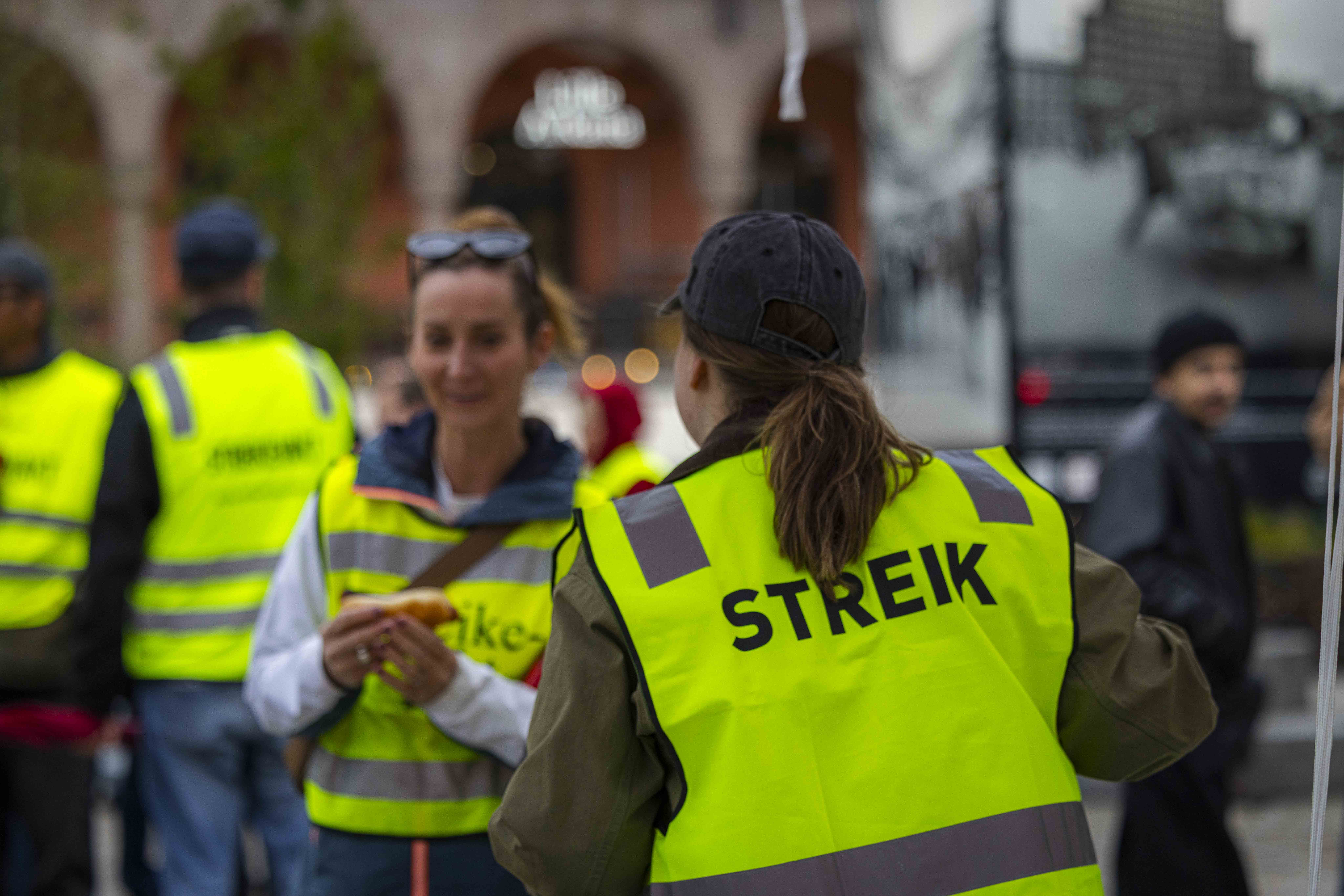 Kvinne med streikevest
