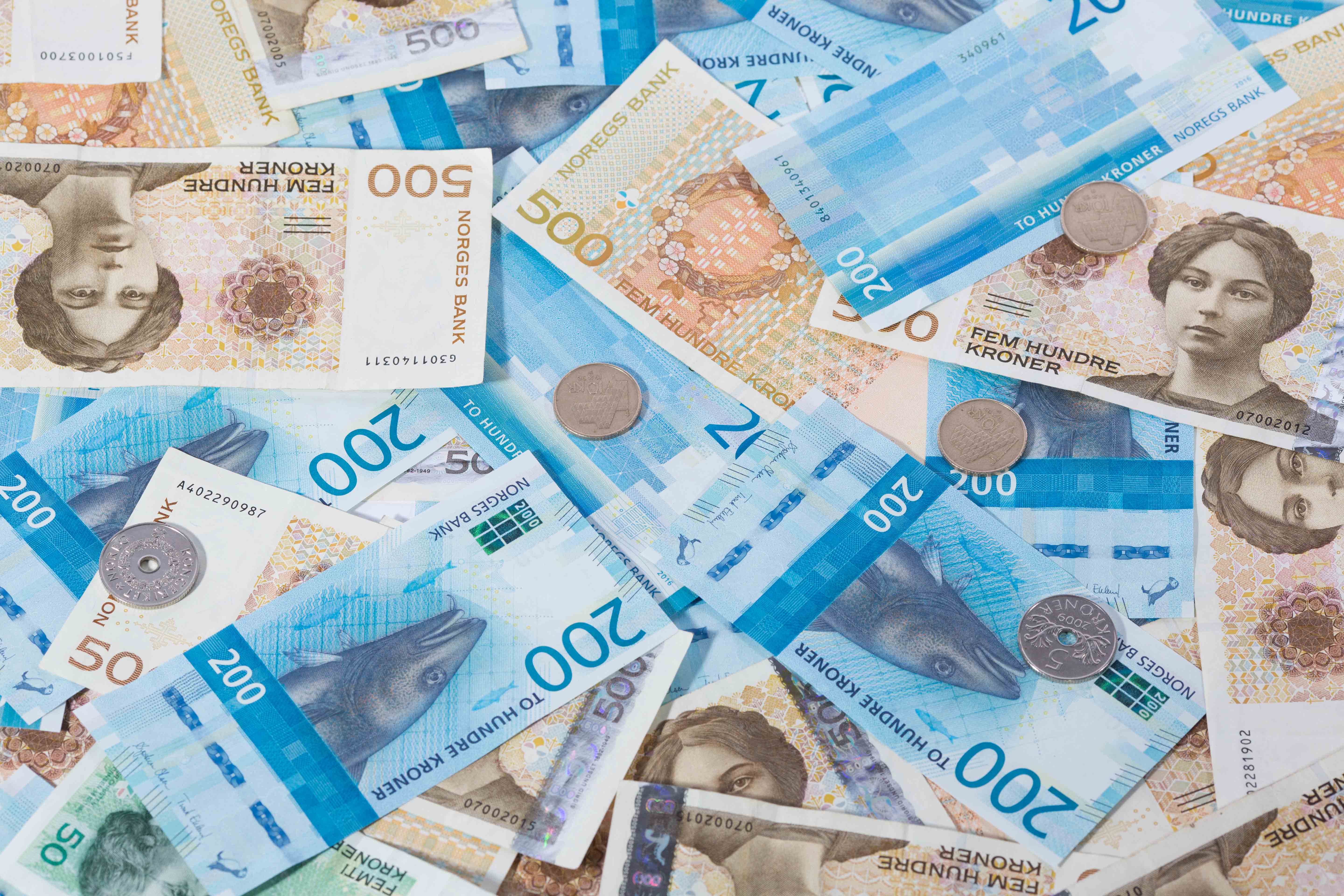 Norske pengesedler, 200kr og 500kr. Illustrasjon.