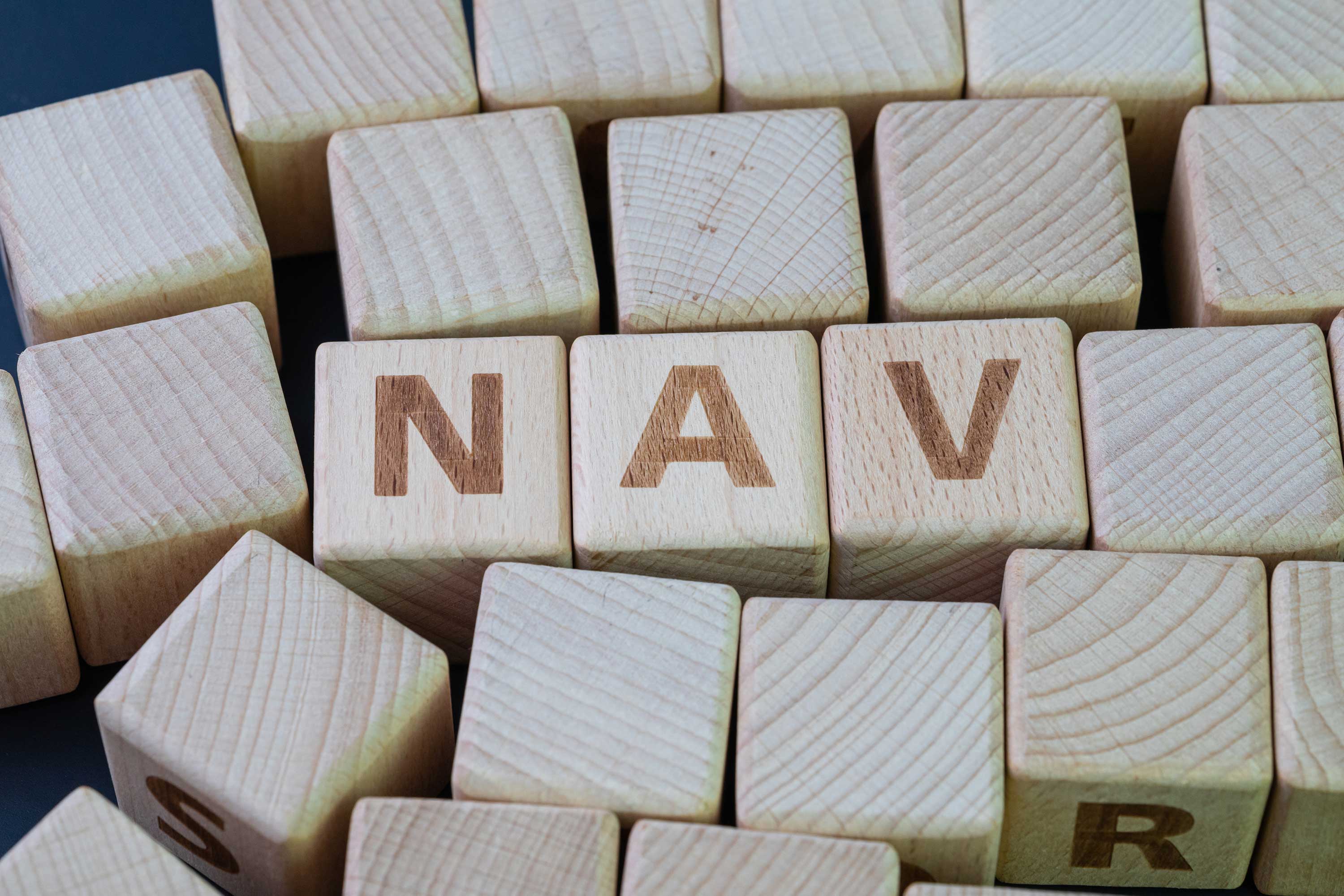 firkantede klosser hvor tre har bokstavene NAV