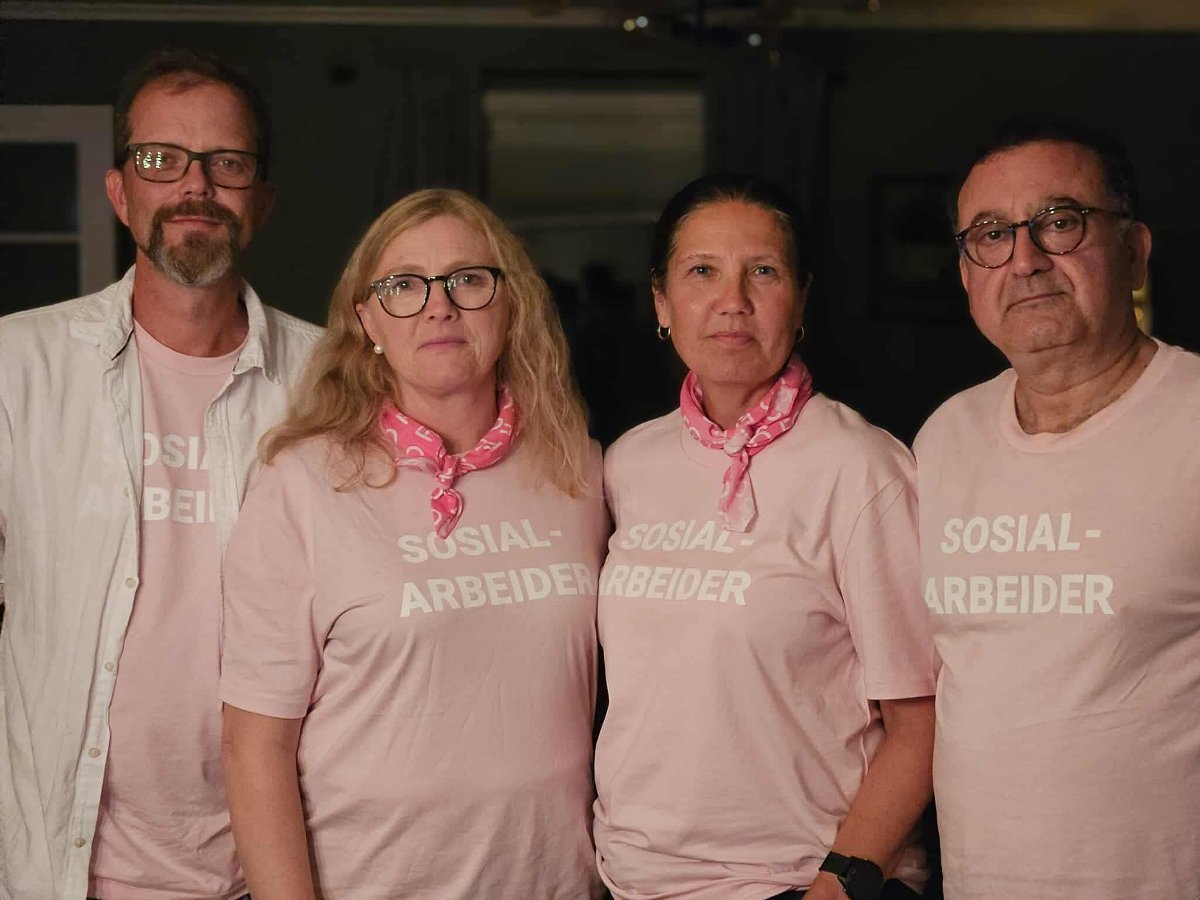 to menn og to kvinner i rosa skjorter med sosialarbeider