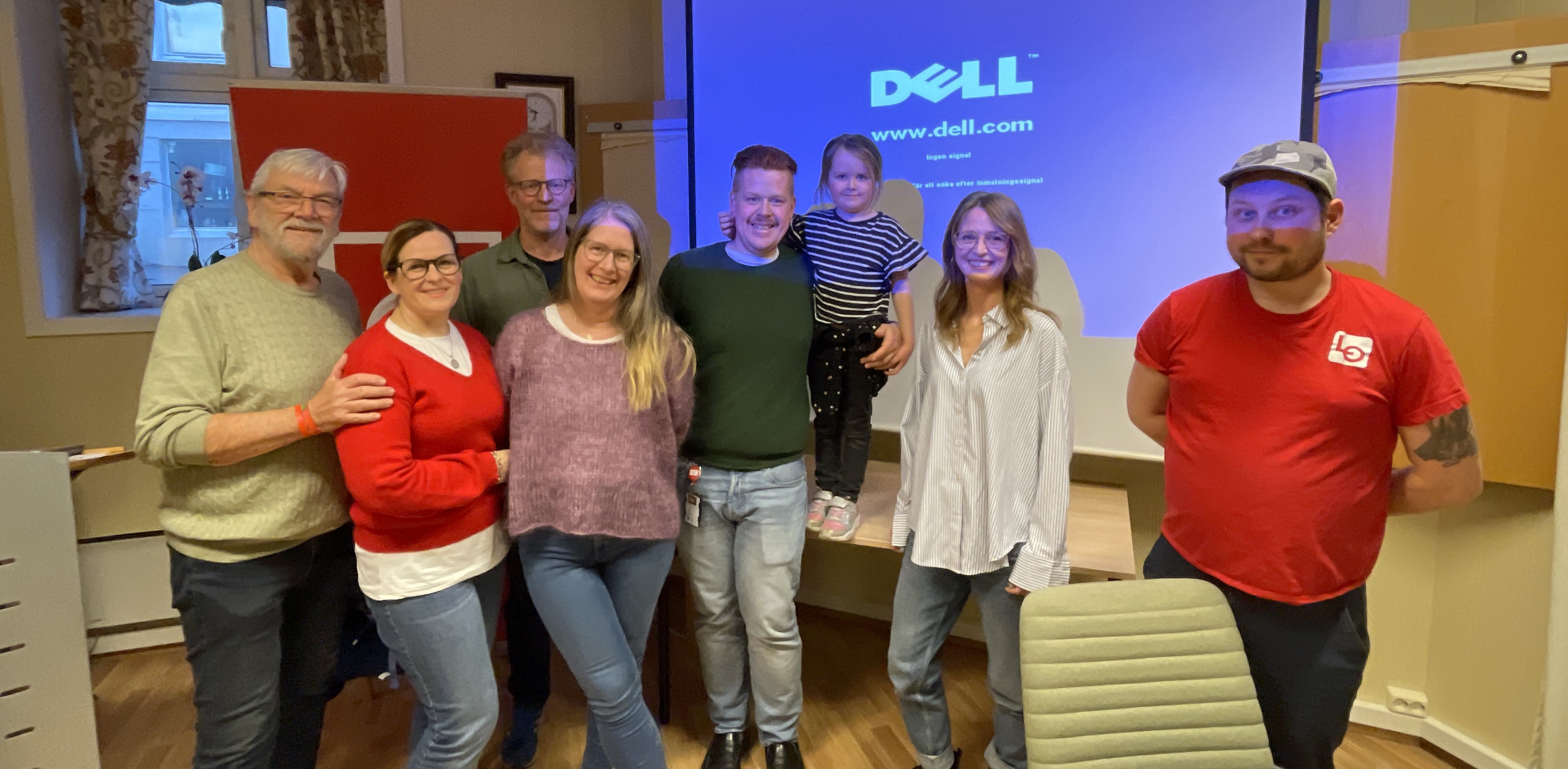 Det nyvalgte styret i LO i Larvik står i front. Møterom i bakgrunn.