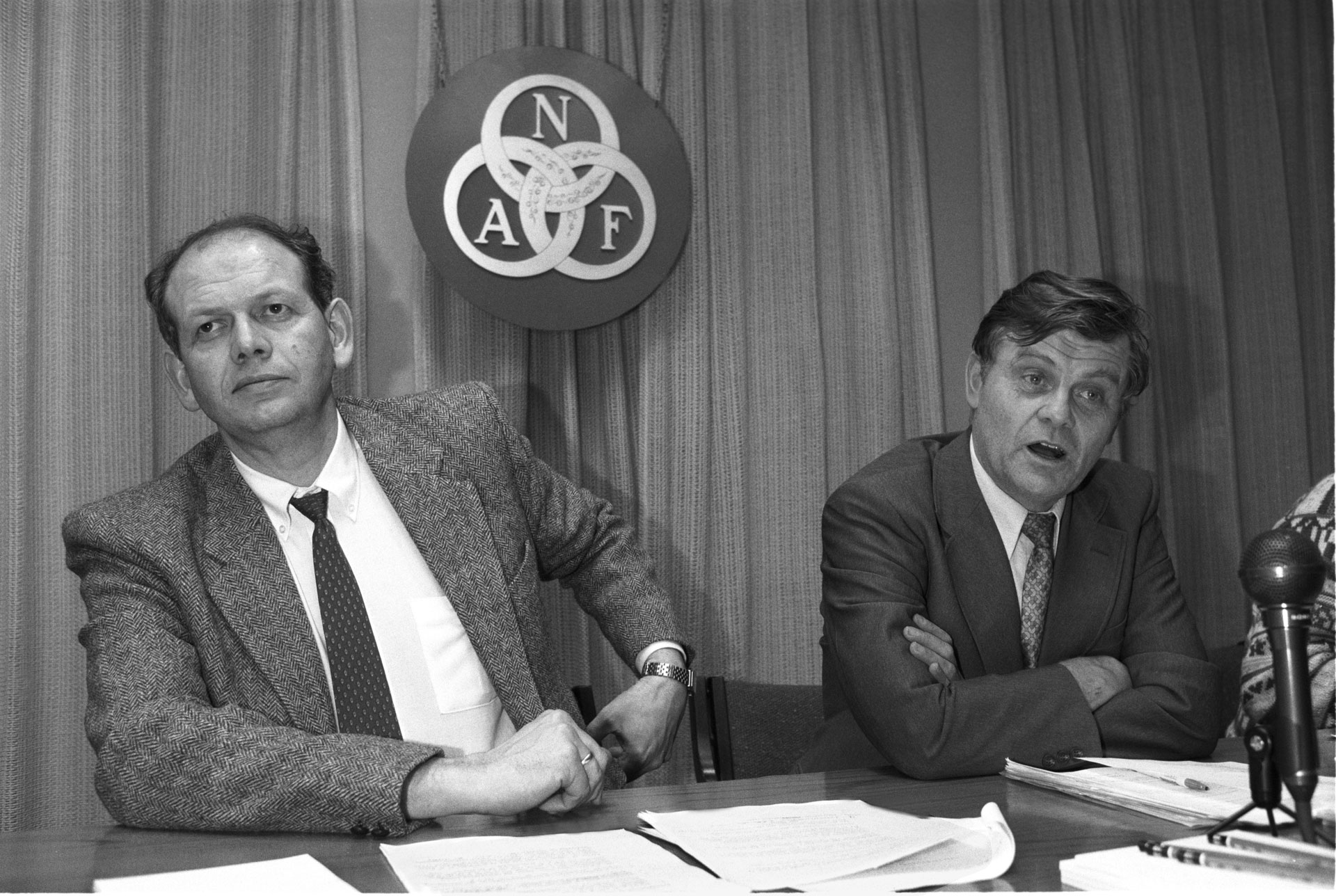 LO-leder Leif Haraldseth (t.h.) og direktør Egil Myklebust i Norsk Arbeidsgiverforening (nå NHO) landet den første avtalen om AFP i 1988.