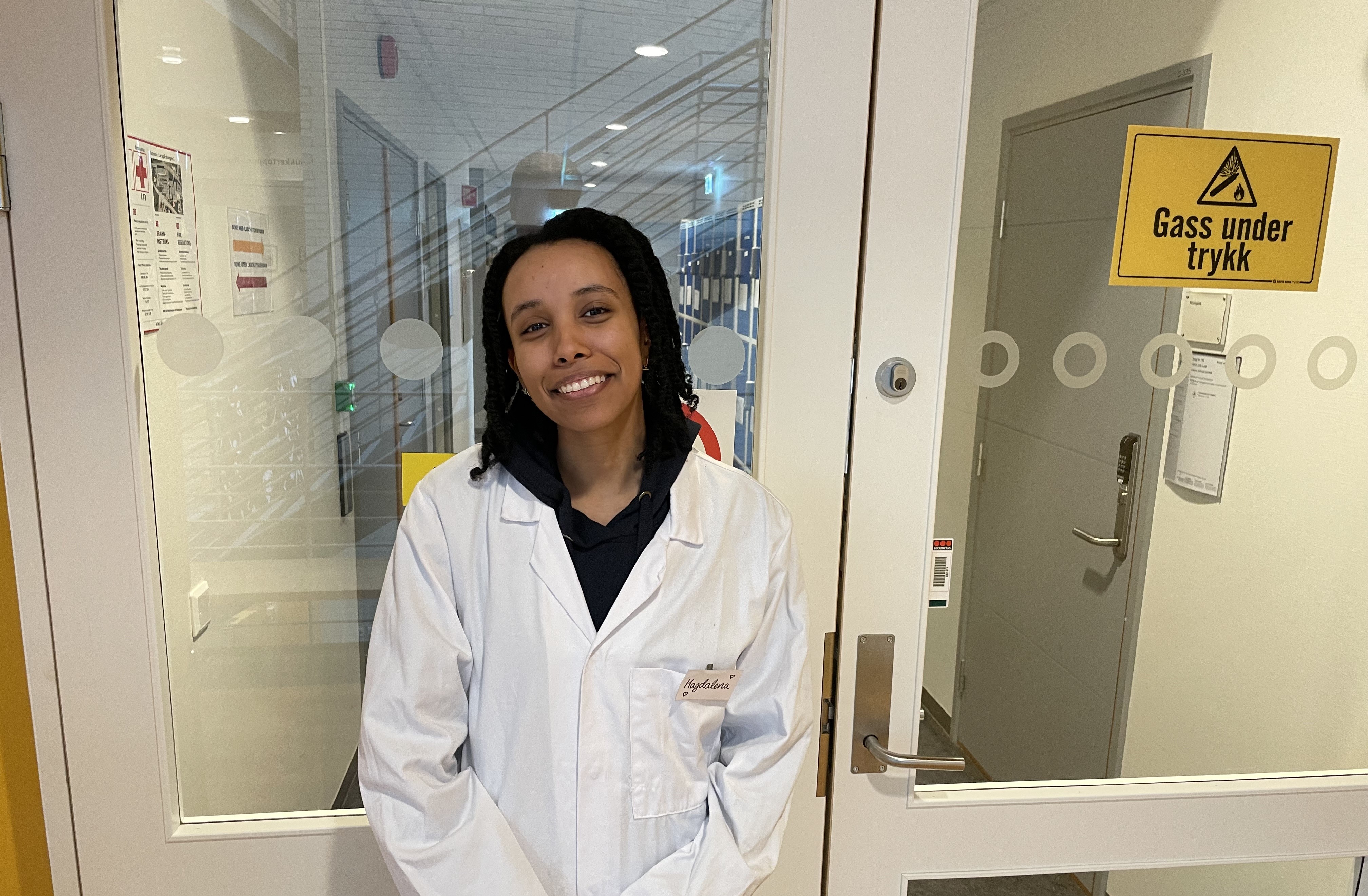 Jente i laboratorium frakk 