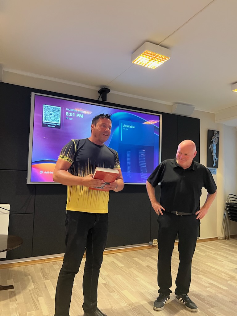 LOs nestleder Are Tomasgard (th) blir takket av etter et foredrag i Sandefjord av leder i LO Sandefjord Rune Alne (tv)