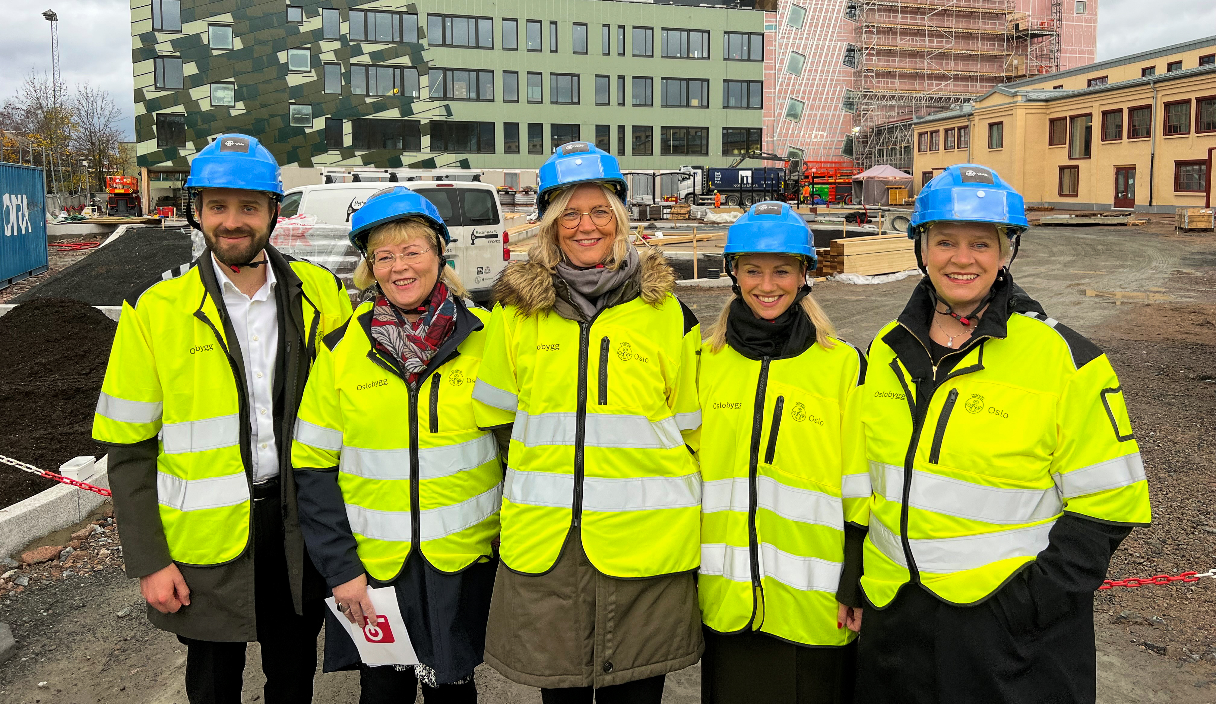 Bilde av Næringsminister Jan Christian Vestre, LO-sekretær Trude Tinnlund, NHO-direktør Nina Melsom, KS-advokat  Beatrice Dankertsen Hennyng og arbeidsminister Marte Mjøs Persen sammen. 