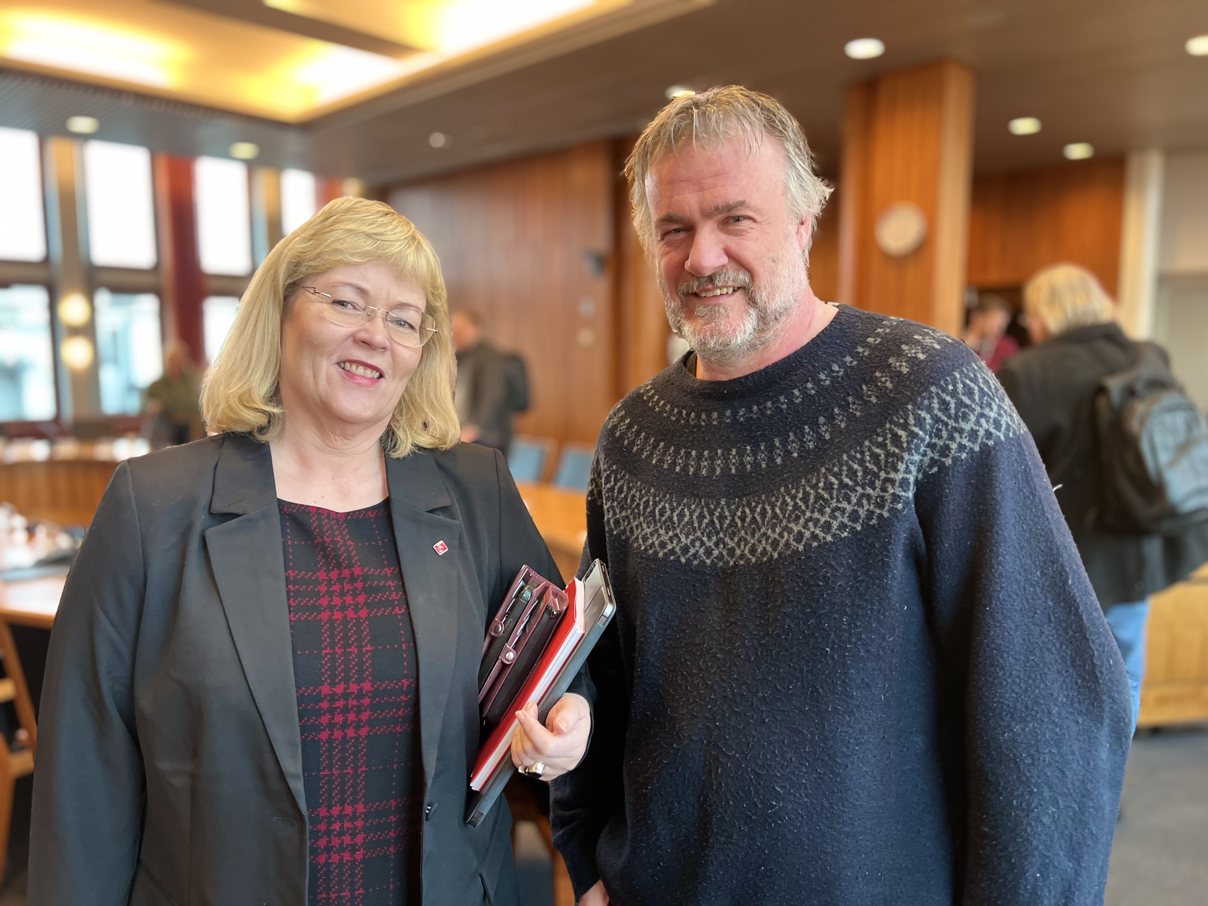 LO-sekretær Trude Tinnlund og rådgiver i LO, Arvid Ellingsen poserer sammen. Foto.