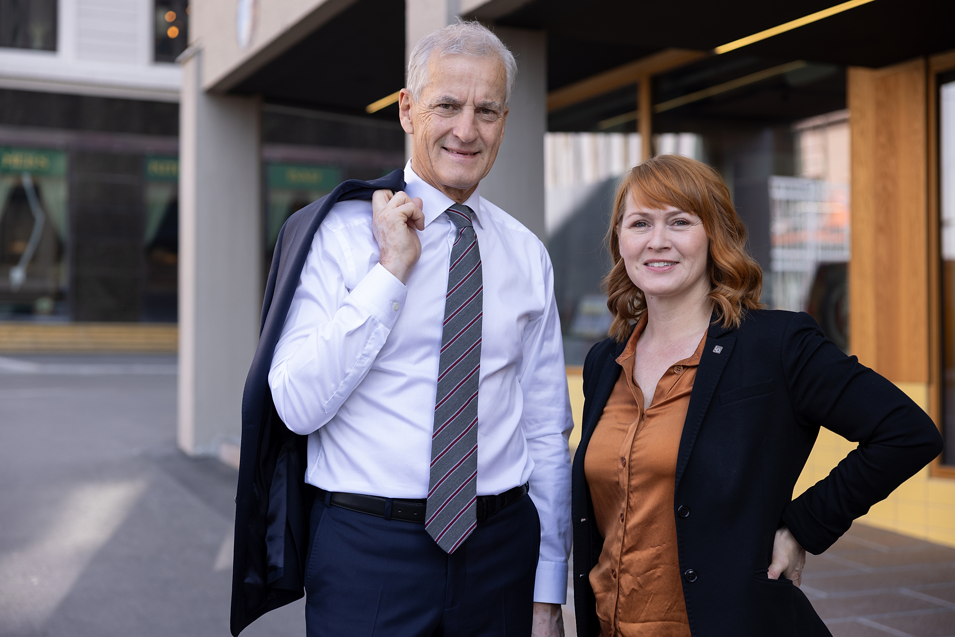 Jonas Gahr Støre og Kine Asper Vistnes utenfor Folkets hus i Oslo. Foto