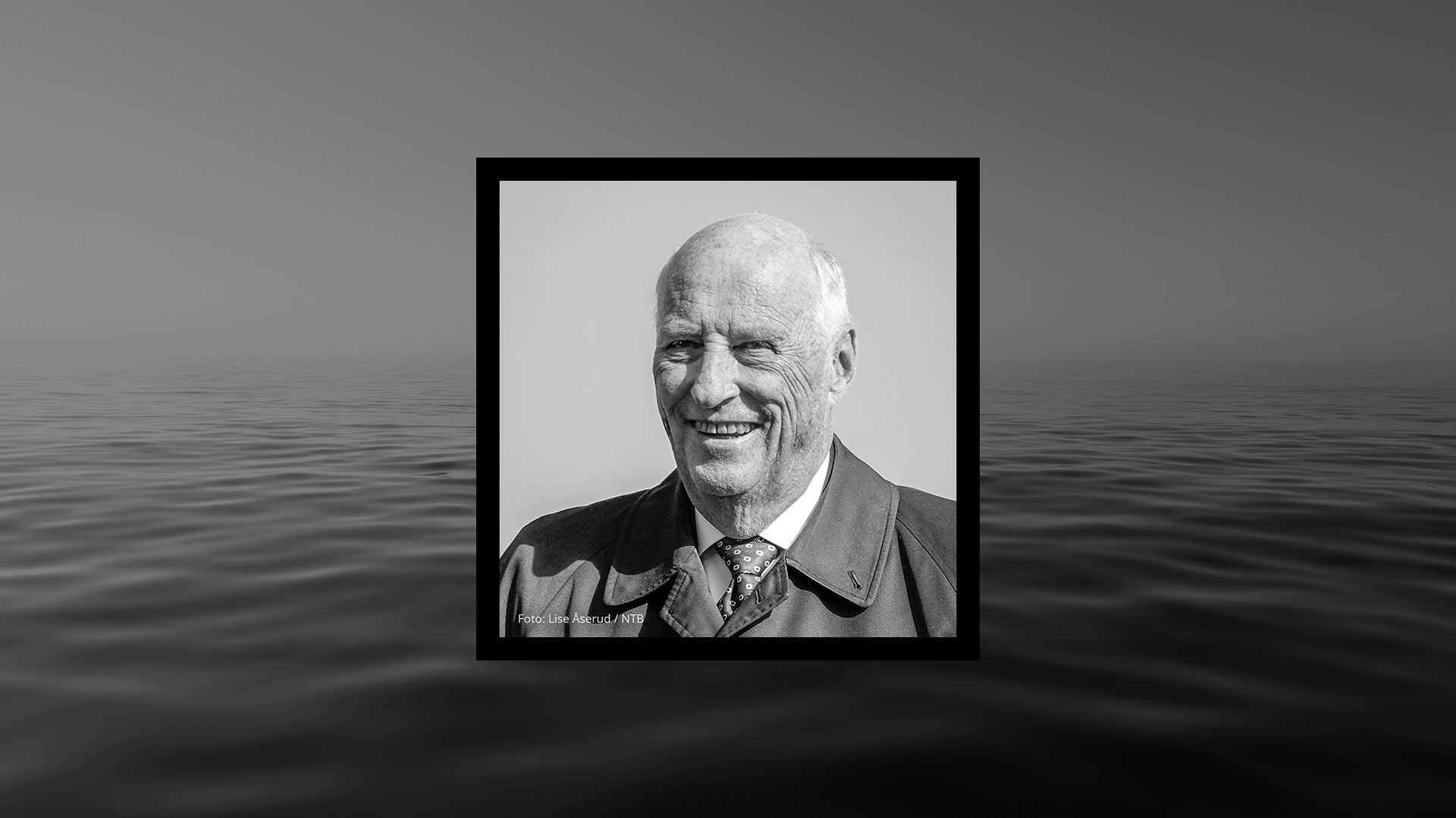 Portrett i svart/hvitt av en smilende kong Harald