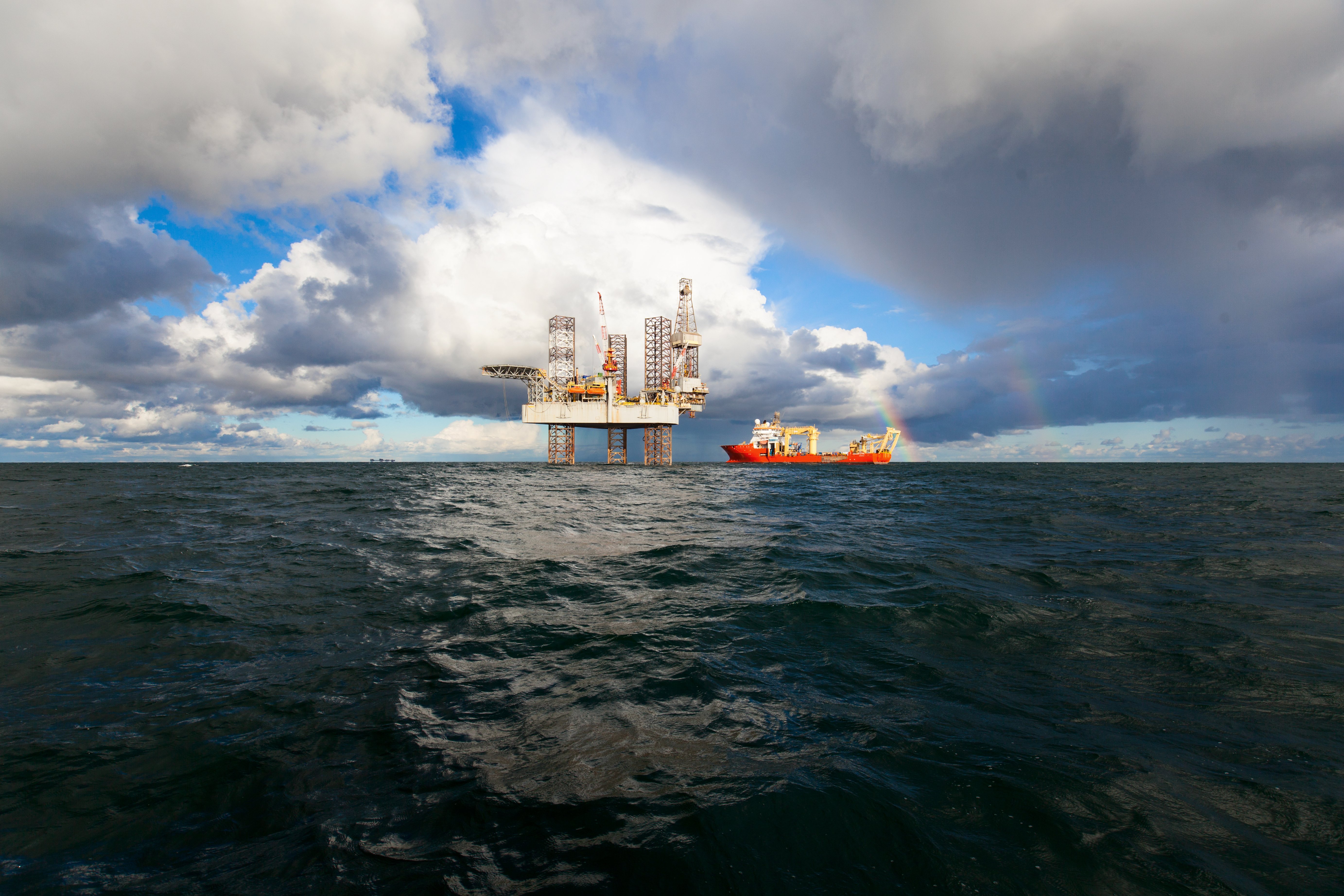 Bilde av oljeplattform fra en lang distanse