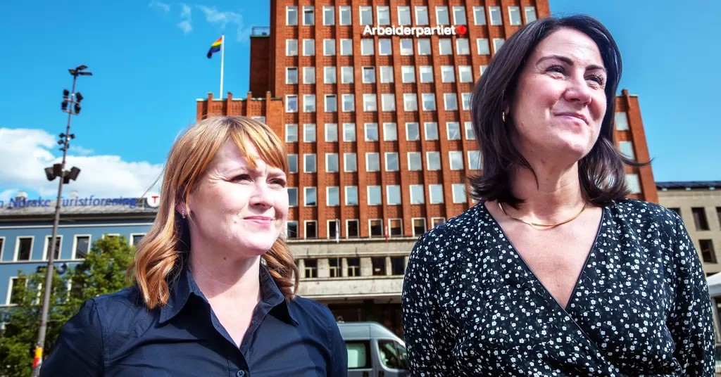 LO-leder Kine Asper Visnes sitter ved siden av statsminister Jonas Gahr Støre. Foto.