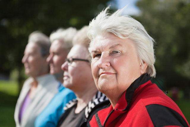 Eldre mennesker sitter på rekke utendørs. Illustrasjon.