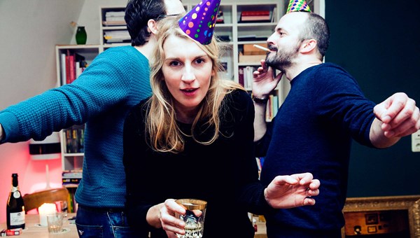 to menn og en dame som fester 