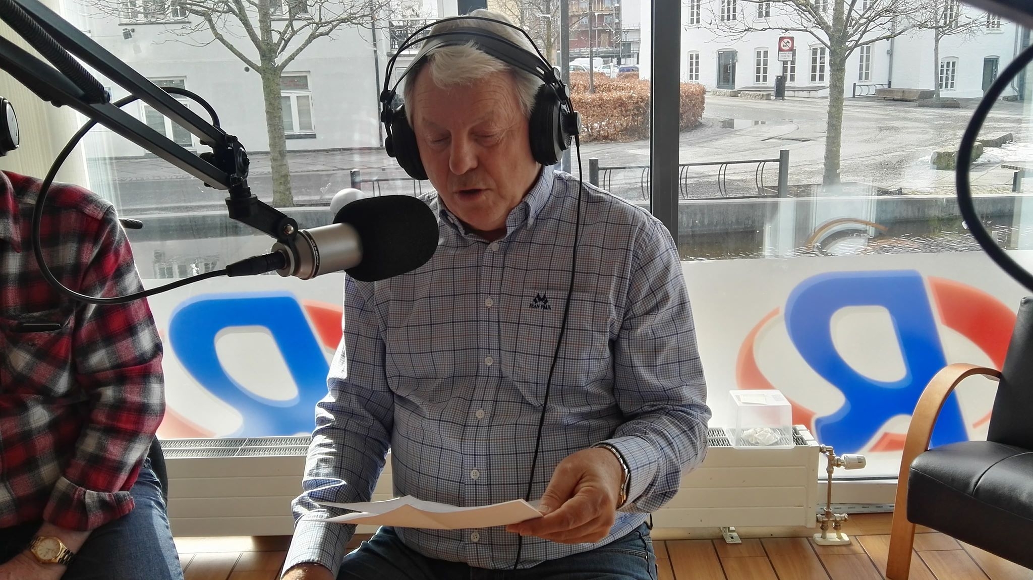 mann med øretelefoner