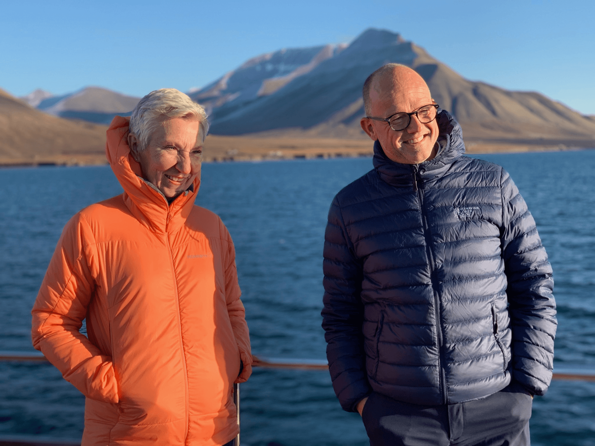 LO-leder Peggy Hessen Følsvik og NHO-sjef Ole Erik Almlid på Svalbard. Foto.