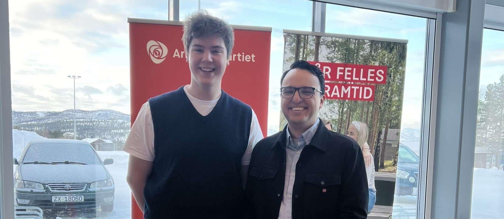 Bilde fra årsmøte i AUF i Finnmark med fylkesleder Magnus og ungdomssekretær Daniel