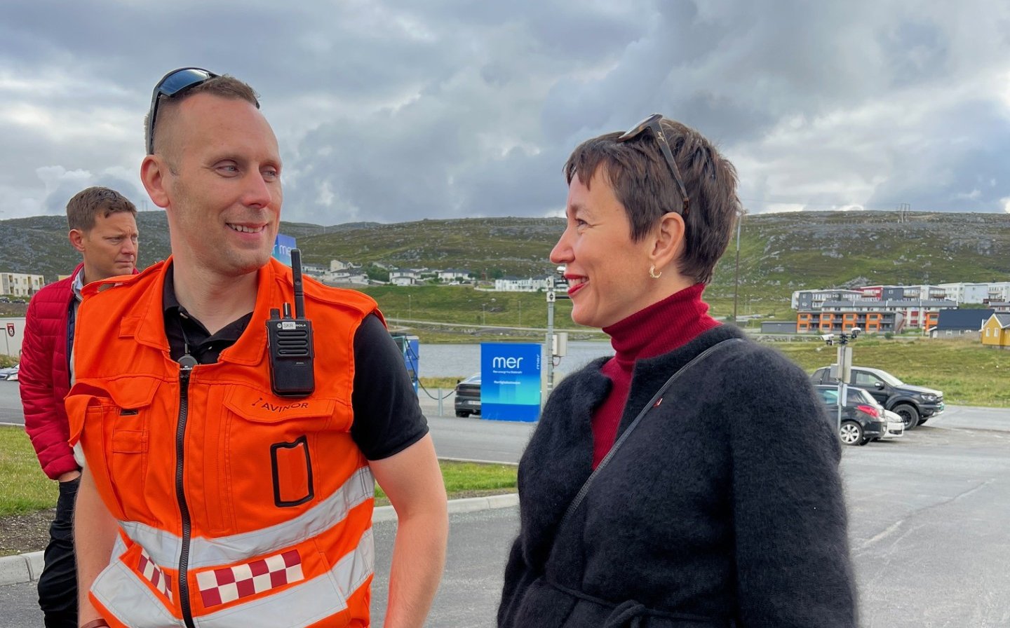 Ingerid Marie Utvik og tillitsvalgt i luftambulanse snakker sammen ute. Foto