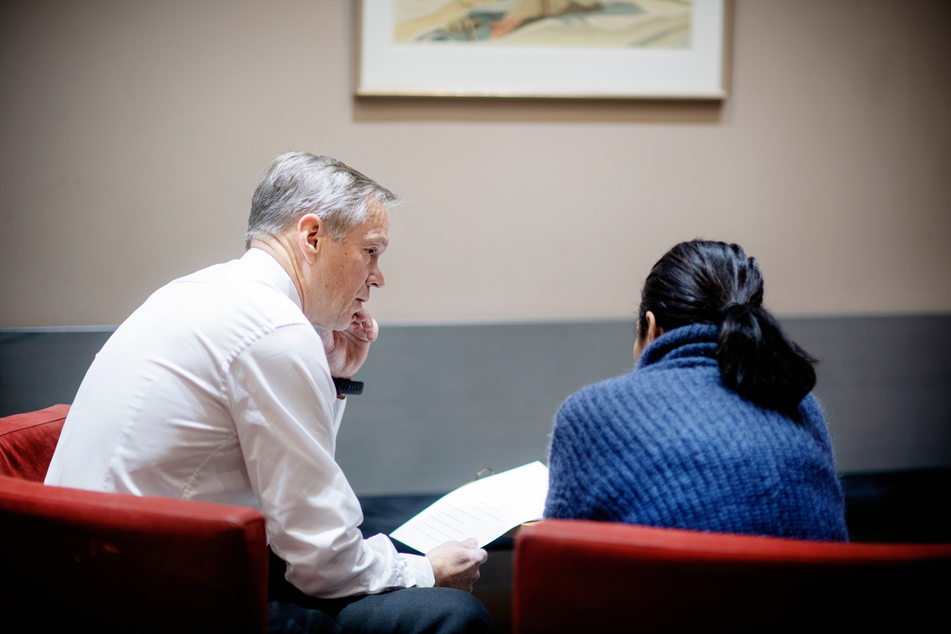 Jente legger penger i julegryta til Frelsesarmeen