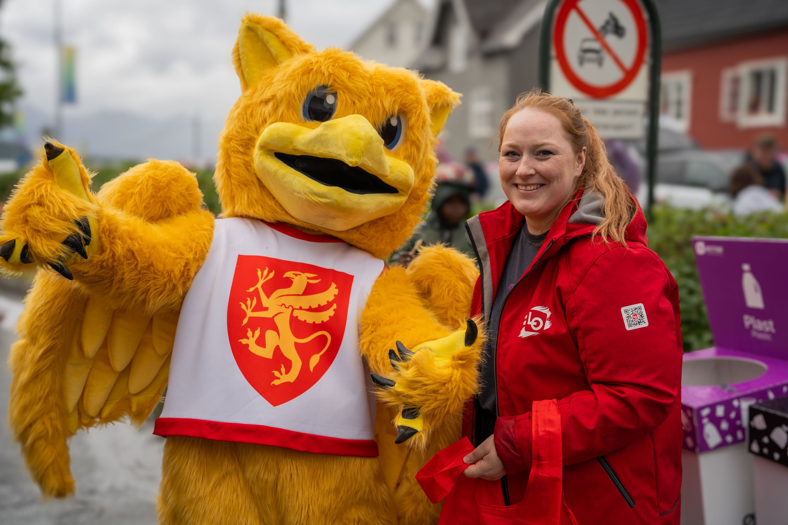 LO tillitsvalgt med Troms Fylkeskommune maskott