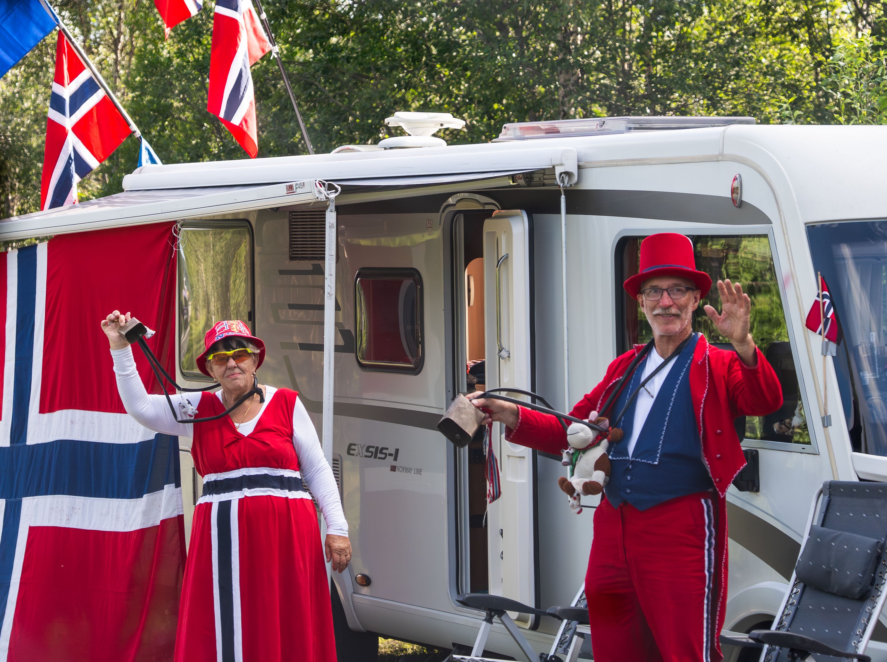 To mennesker kledd i Norske farger/flagg