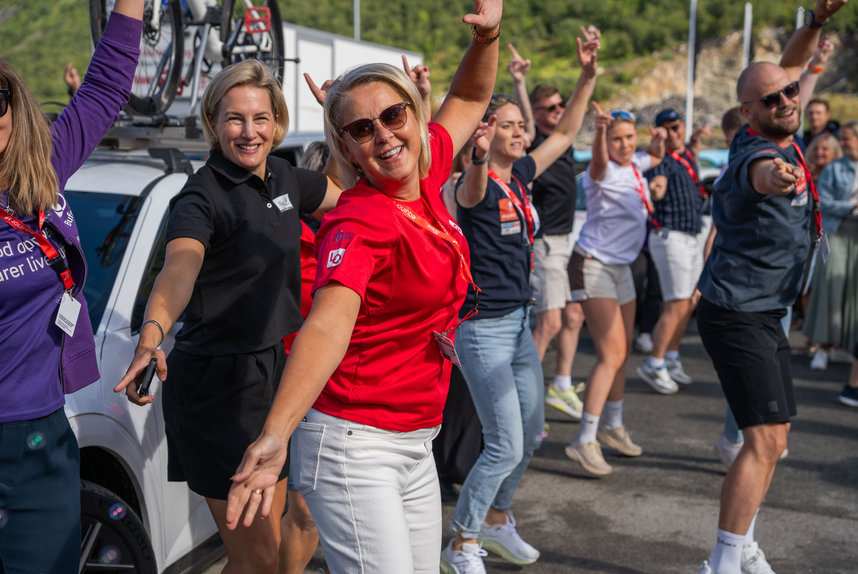 LO ansatt danser med gruppe