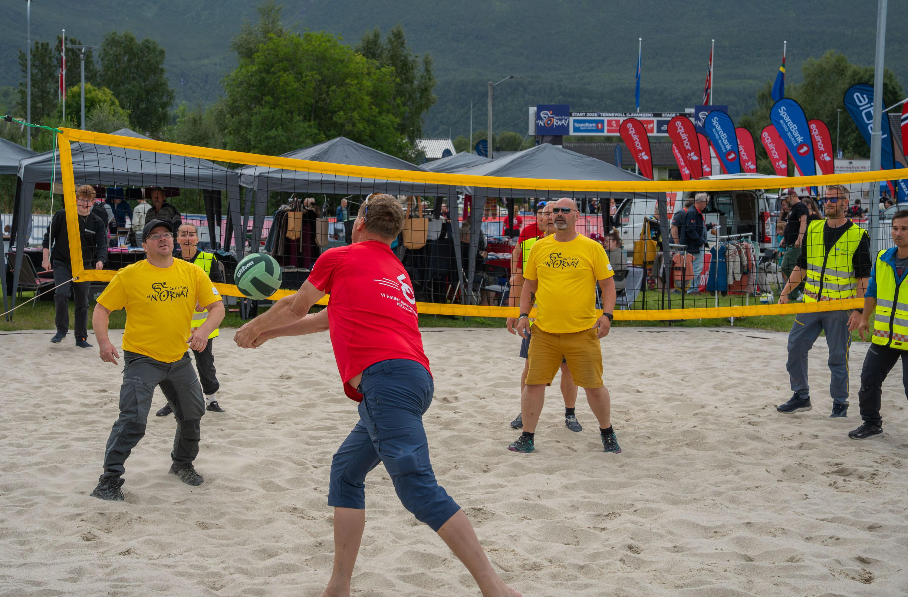 LO ansatt spiller sandvolleyball