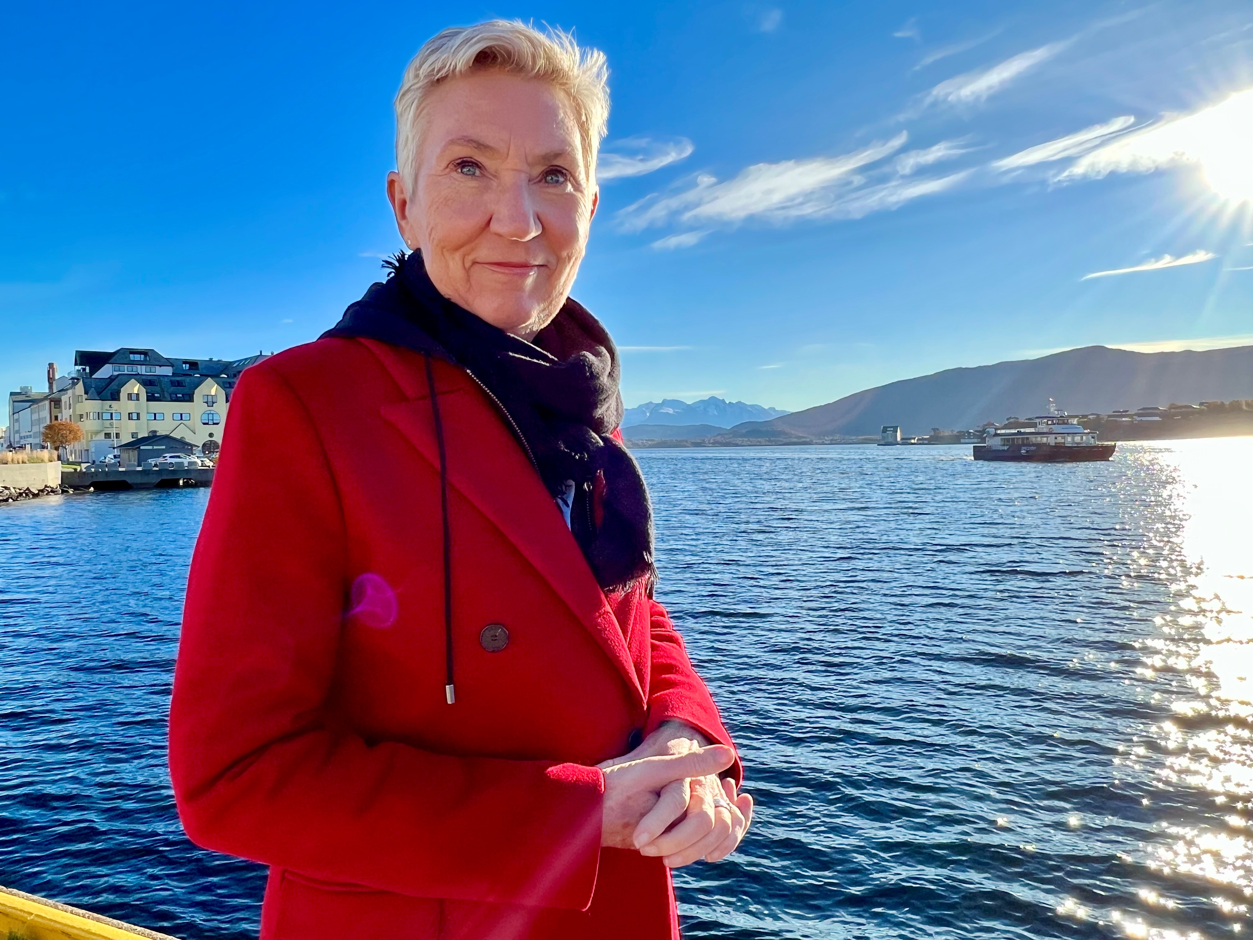 LO-leder Peggy Hessen Følsvik ute foran vann. Foto.