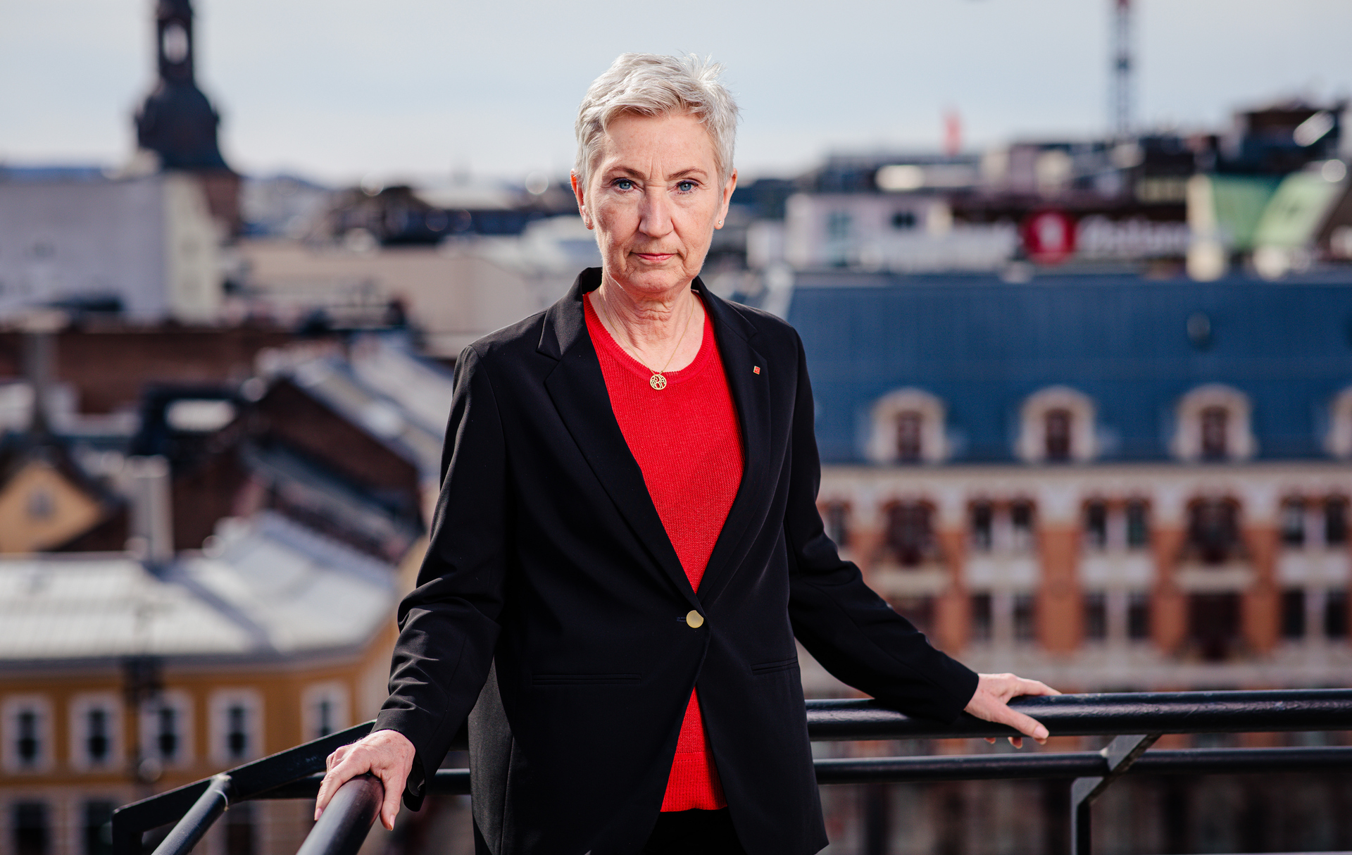 Peggy Hessen Følsvik på toppen av LO-bygget. Foto.