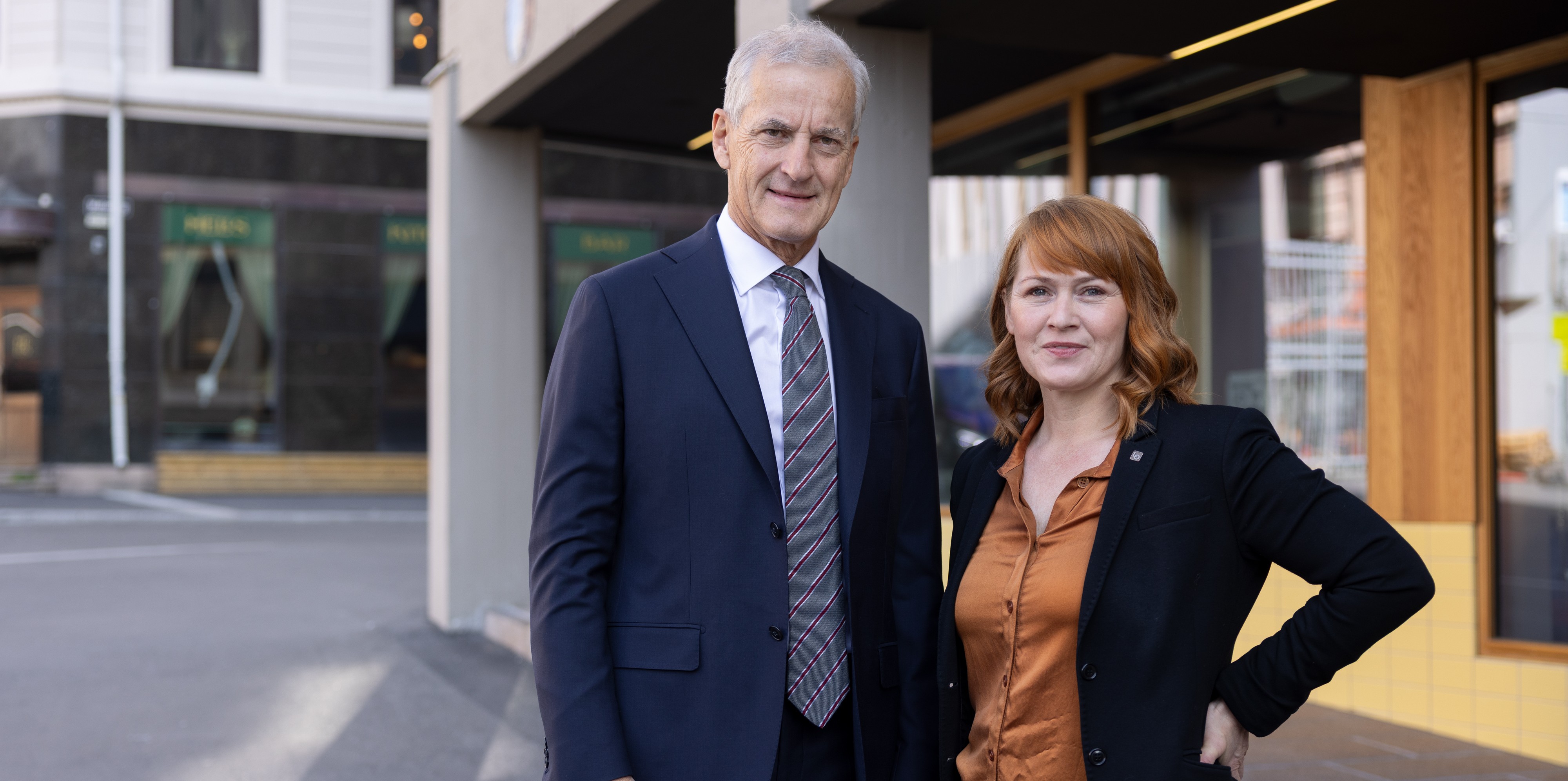 Statsminister Jonas Gahr Støre og LO-leder Kine Asper Vistnes foran Folkets Hus i Oslo.