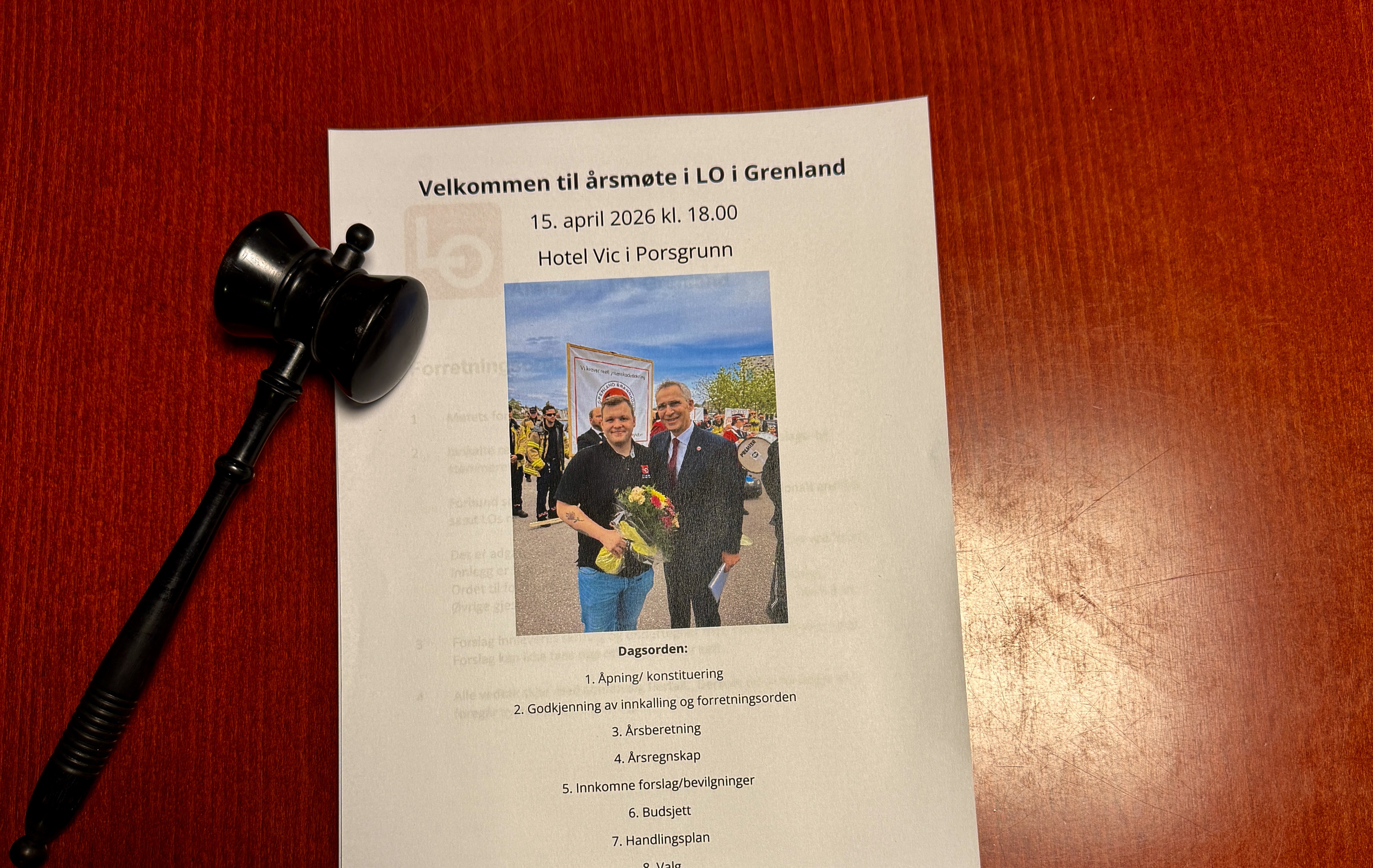 Bildet viser forsiden av sakspapirene til årsmøtet i LO i Grenland. Bildet på forsiden er av Jens Stoltenberg (AP) og Jonas Sahlin (LO) fra 1. mai i 2025. Klubben ligger over sakspapirene.