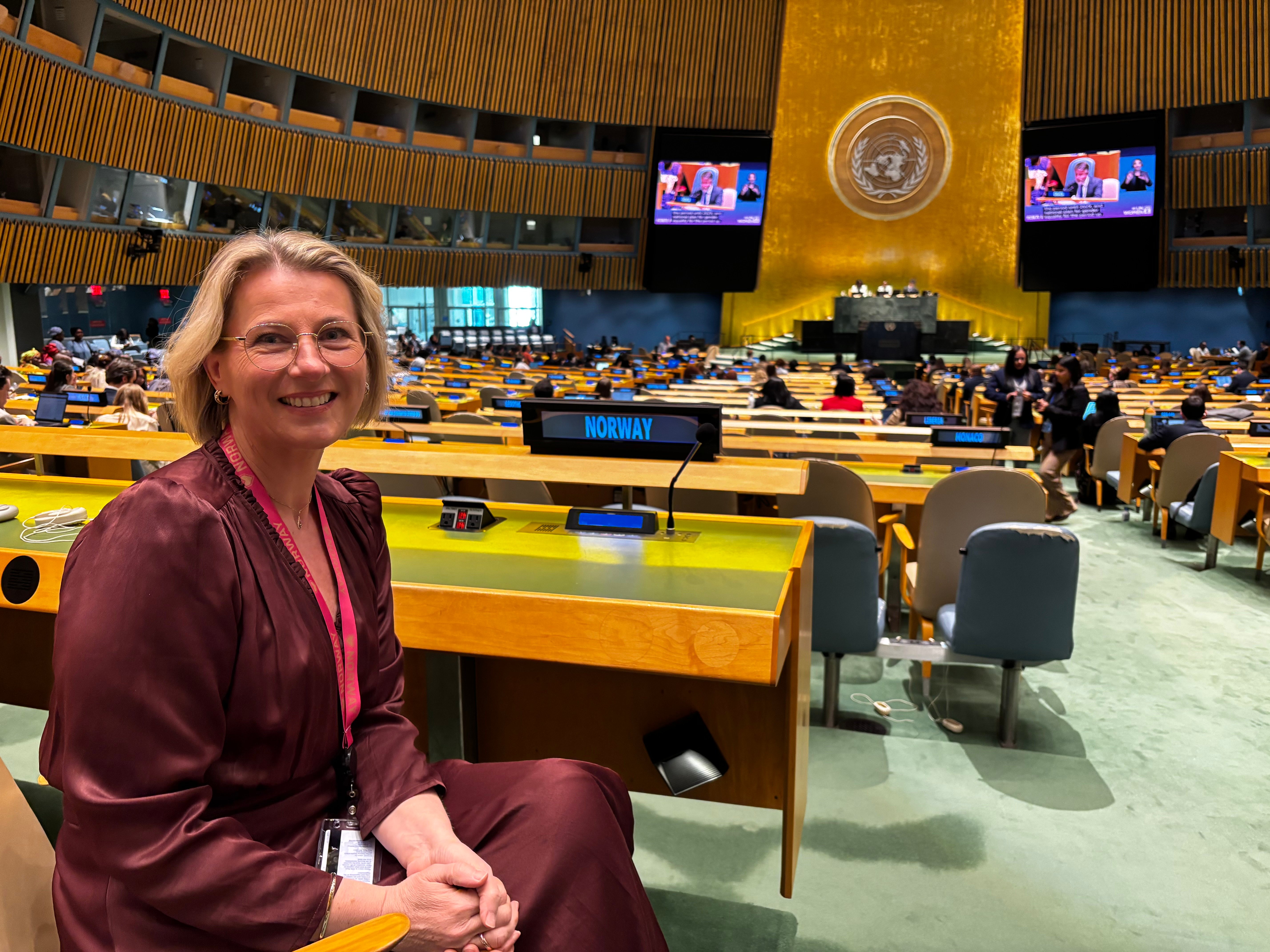 LO-sekretær Kathrine Haugland Martinsen sitter på Norges stol i Assembly hall, hovedrommet i FN-bygget