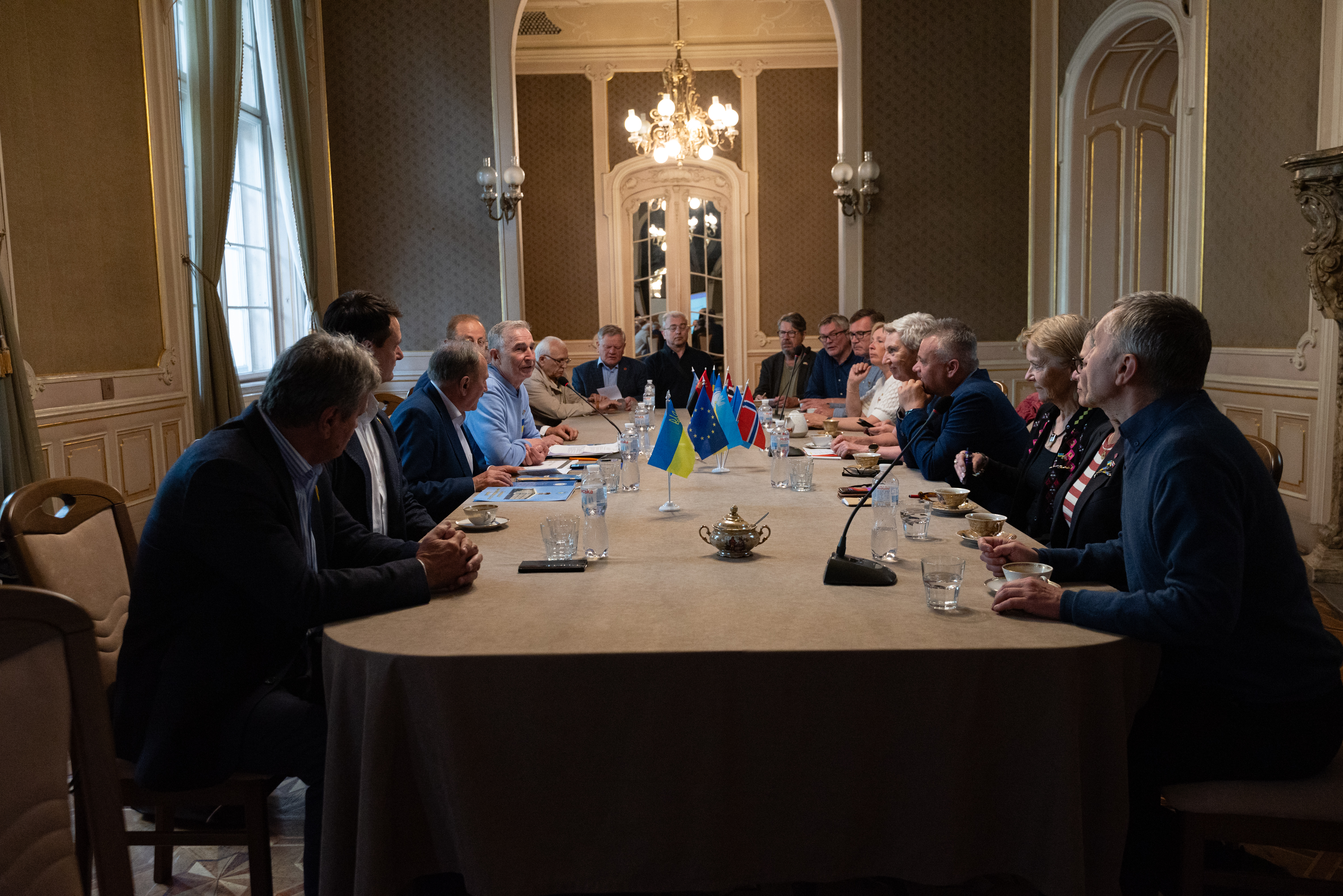 Ukrainsk og norsk fagbevegelse møtes rundt et bord. foto