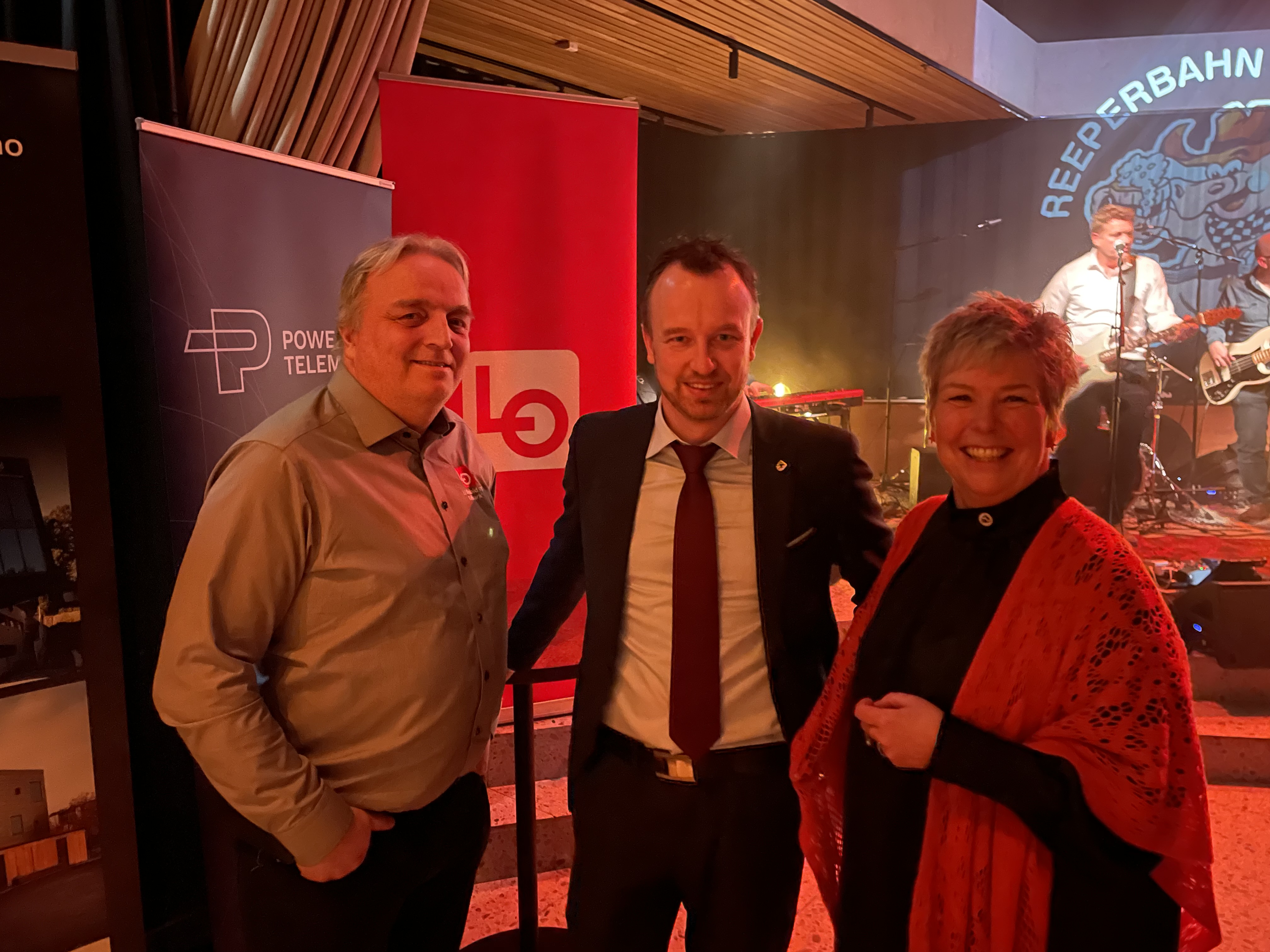 to menn og en kvinne i rødt lys