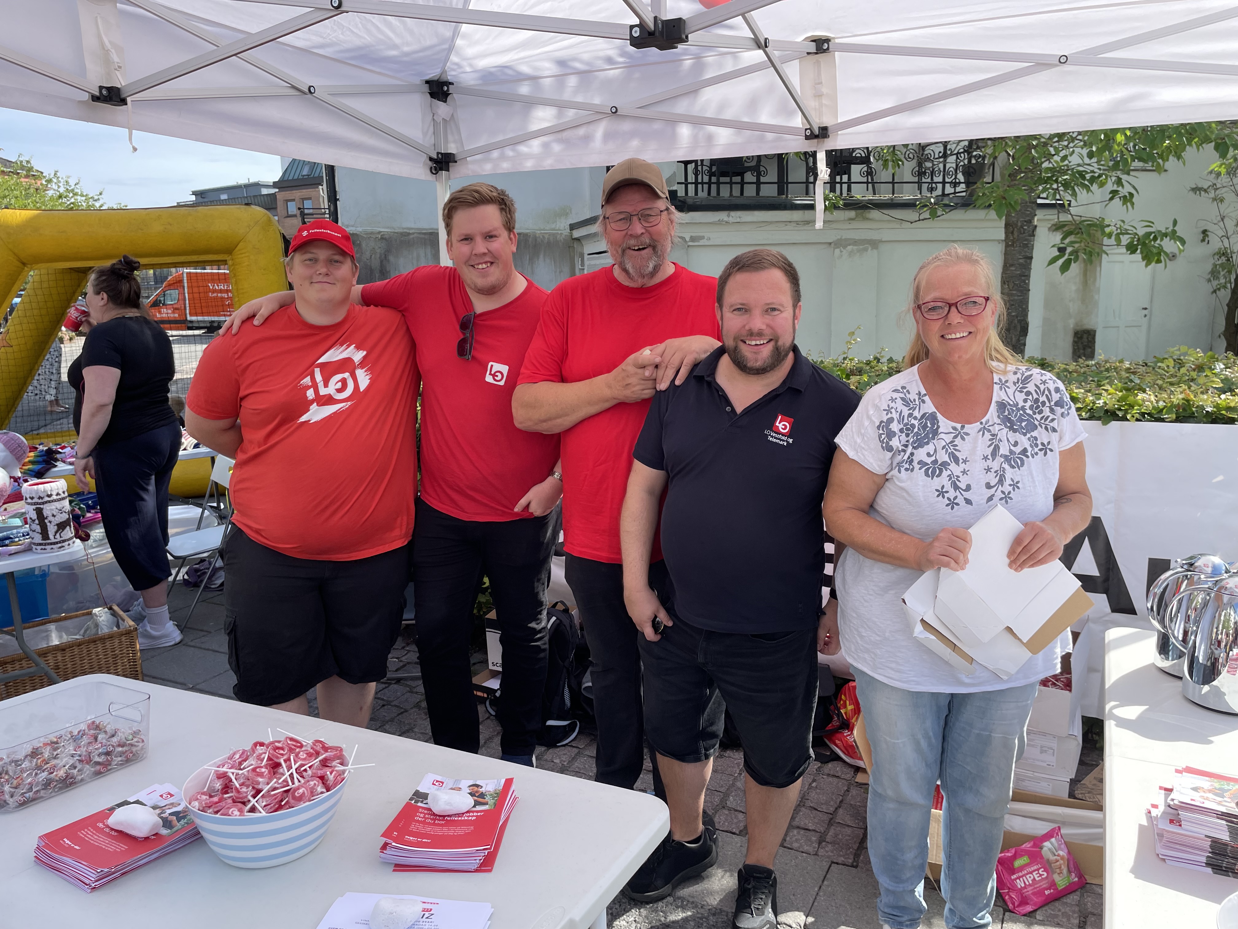 LO i Grenland på stand på elvefesten. Kjell Martin Saga, Arnfinn Hansen, Johnny Skogsrød, Ole-Henrik Olsen og Jorunn Tisjø.