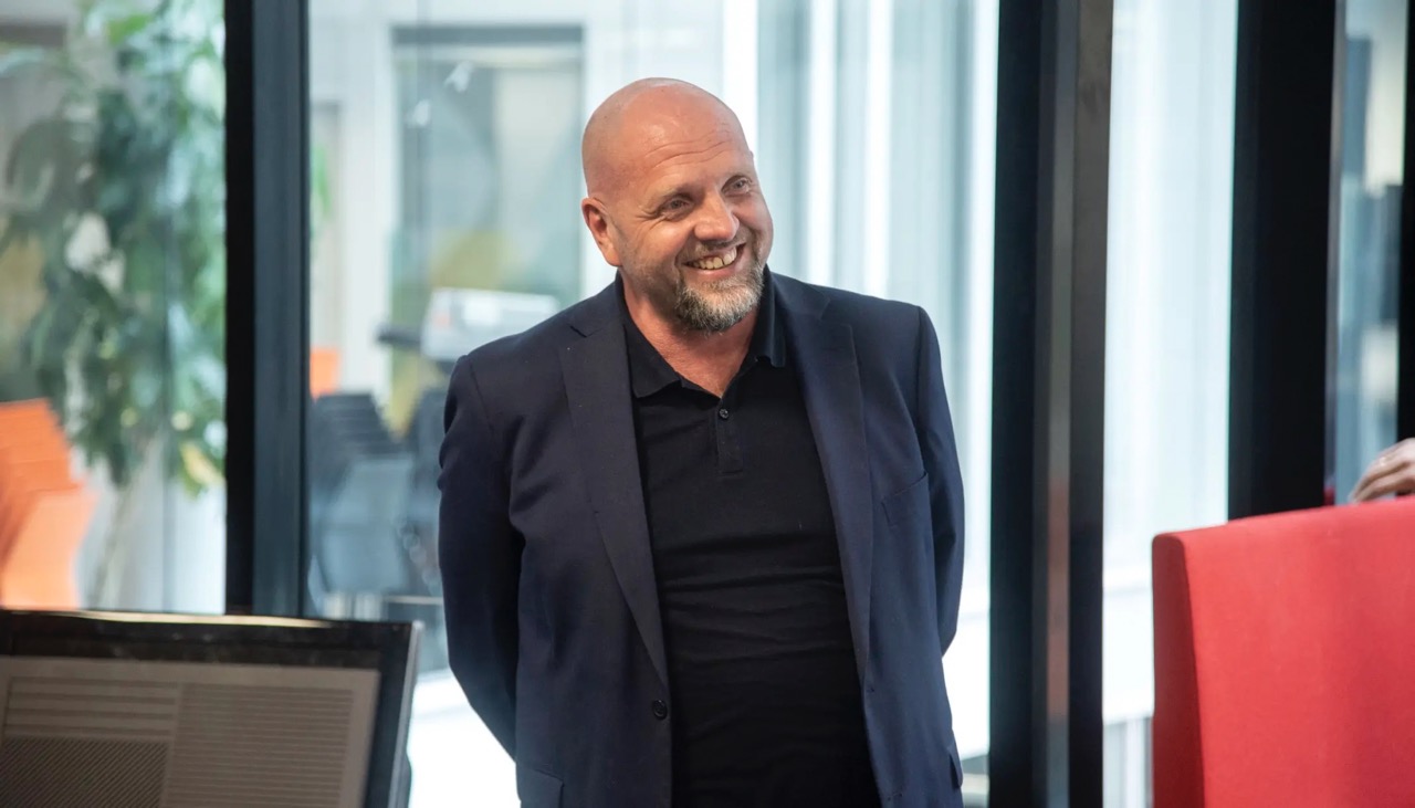 Bilde av Tor Godal stående inne.