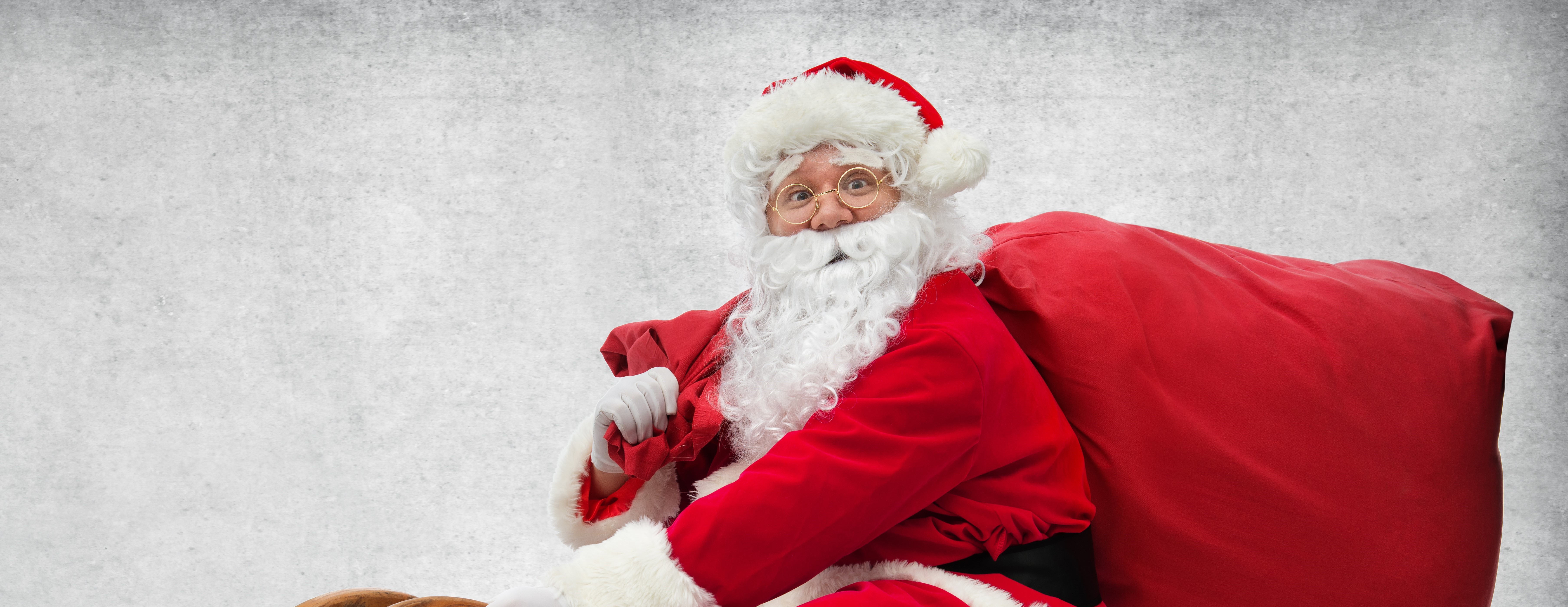 Julenisse med sekk på kjelke