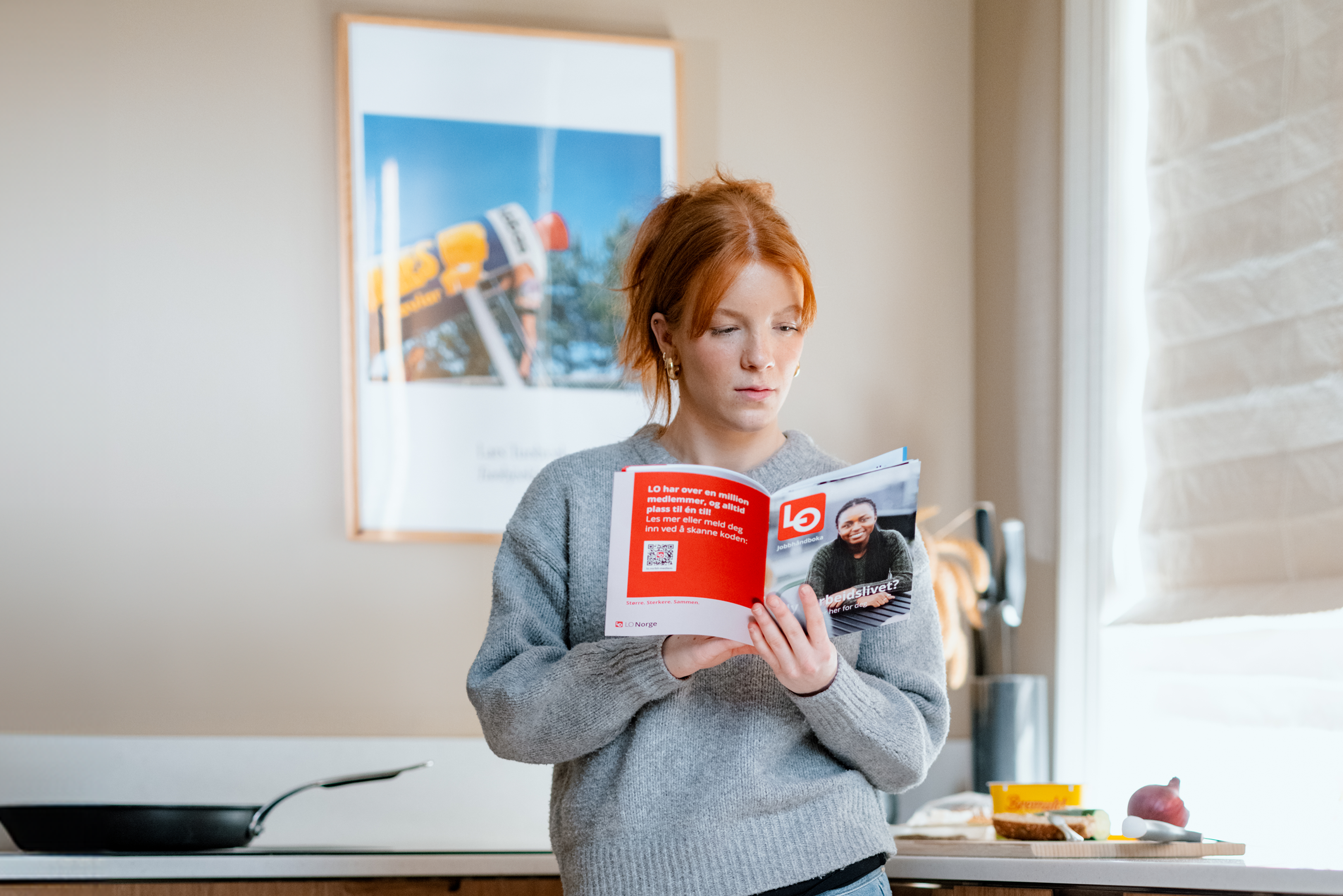 Bilde av LOs jobbhåndbok, brosjyre som ligger på et bord