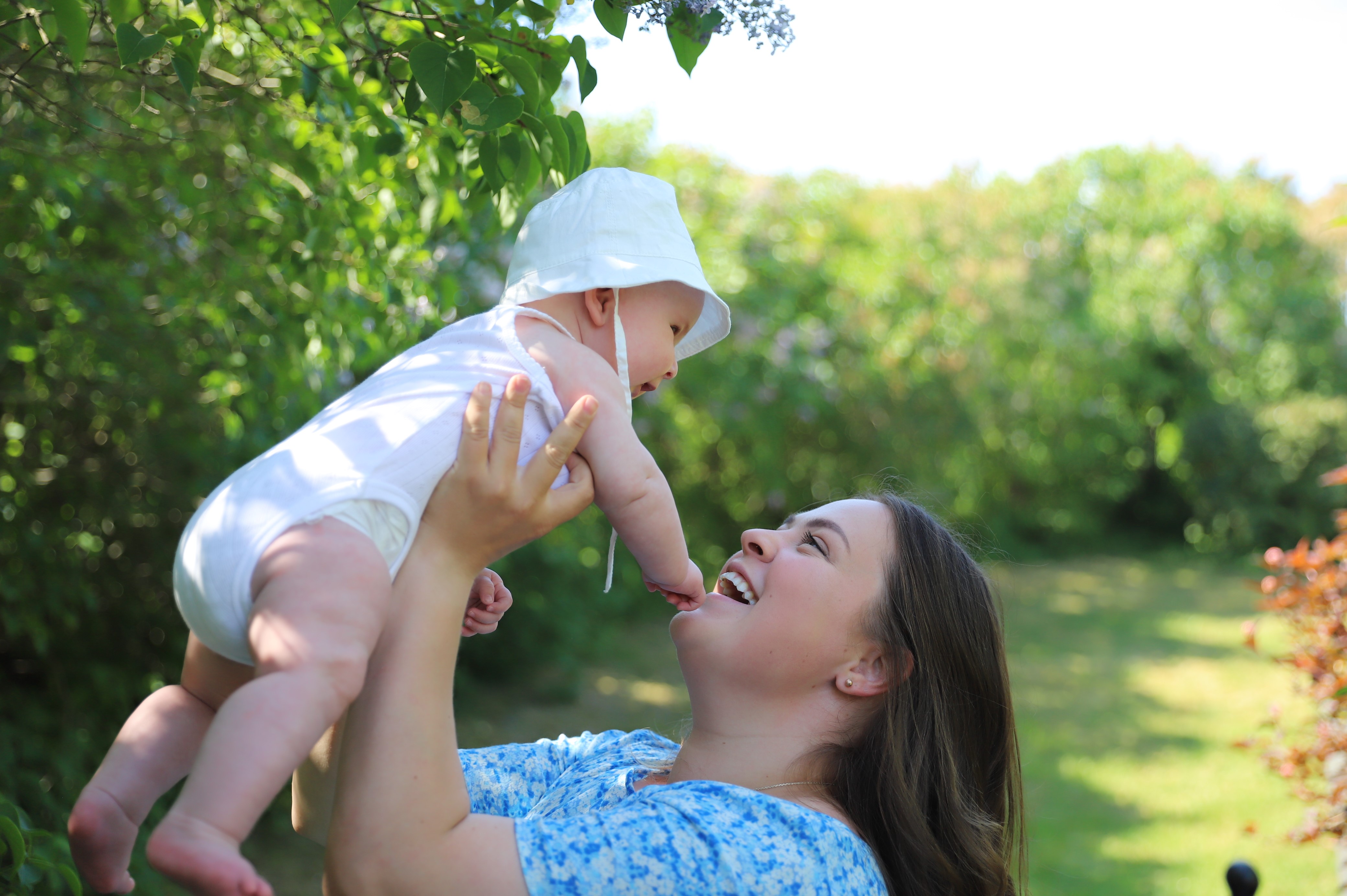 Ümmü har fått et større perspektiv på livet etter at hun ble mamma for første gang. I tillegg til områder som hele stillinger og læreplasser, ser hun nå viktigheten i tilstrekkelig barnehageplasser og gode foreldrepermisjonsordninger. – At faren kun har rett til 14 dagers omsorgspermisjon etter fødselen, er altfor lite. Det burde i hvert fall ha vært én måned, da den første tiden er svært slitsom. Og tenk på de som har flere barn å ta seg av! 
