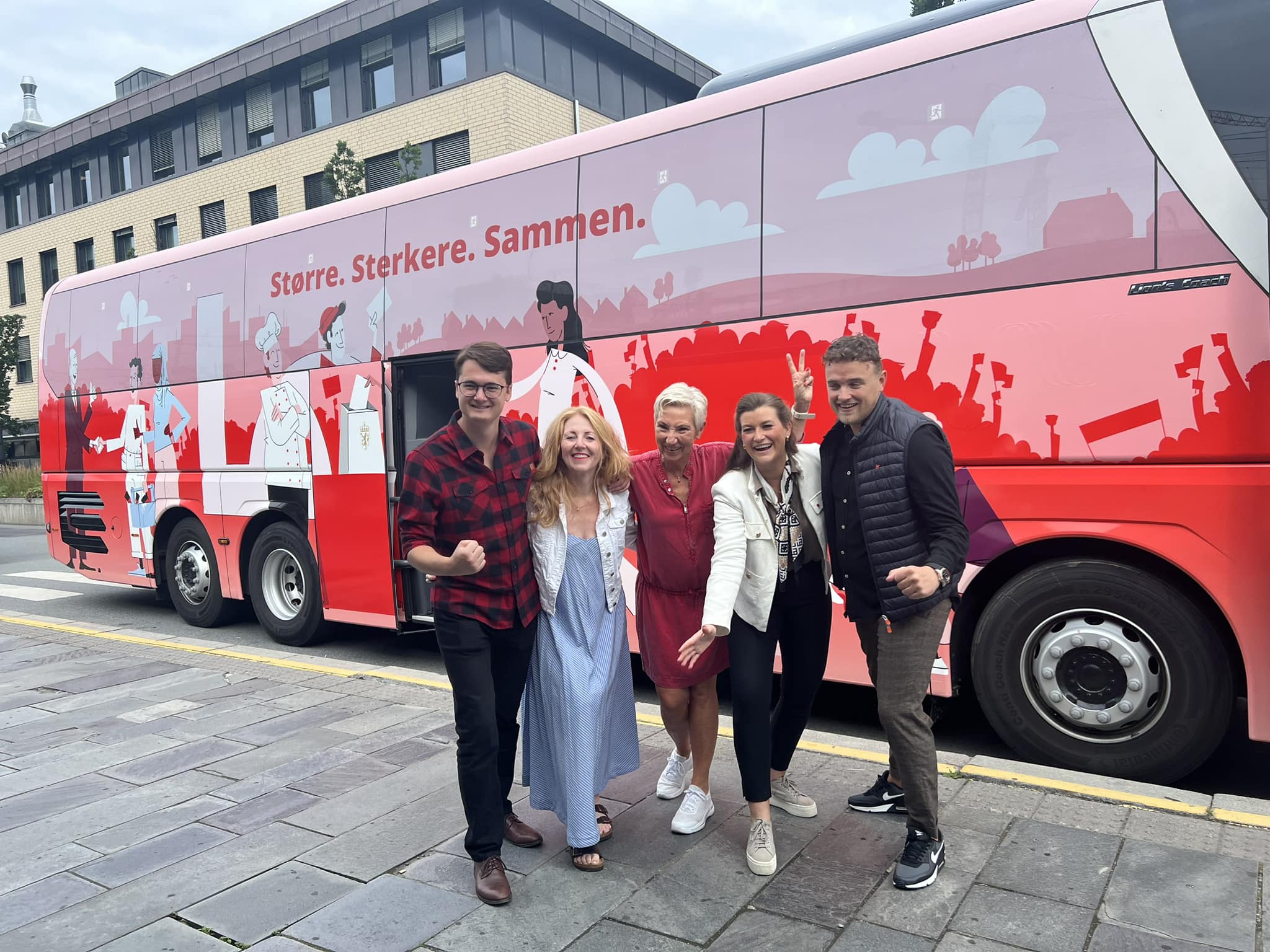 Peggy Hessen Følsvik sammen med fire mennesker utenfor LO-bussen i Bærum. Foto.