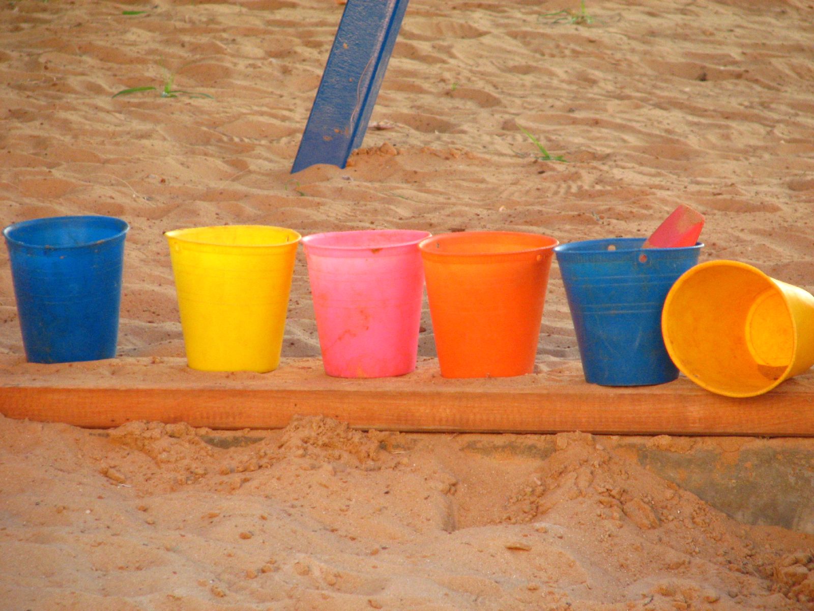 Bilde av bøtter som står på rad