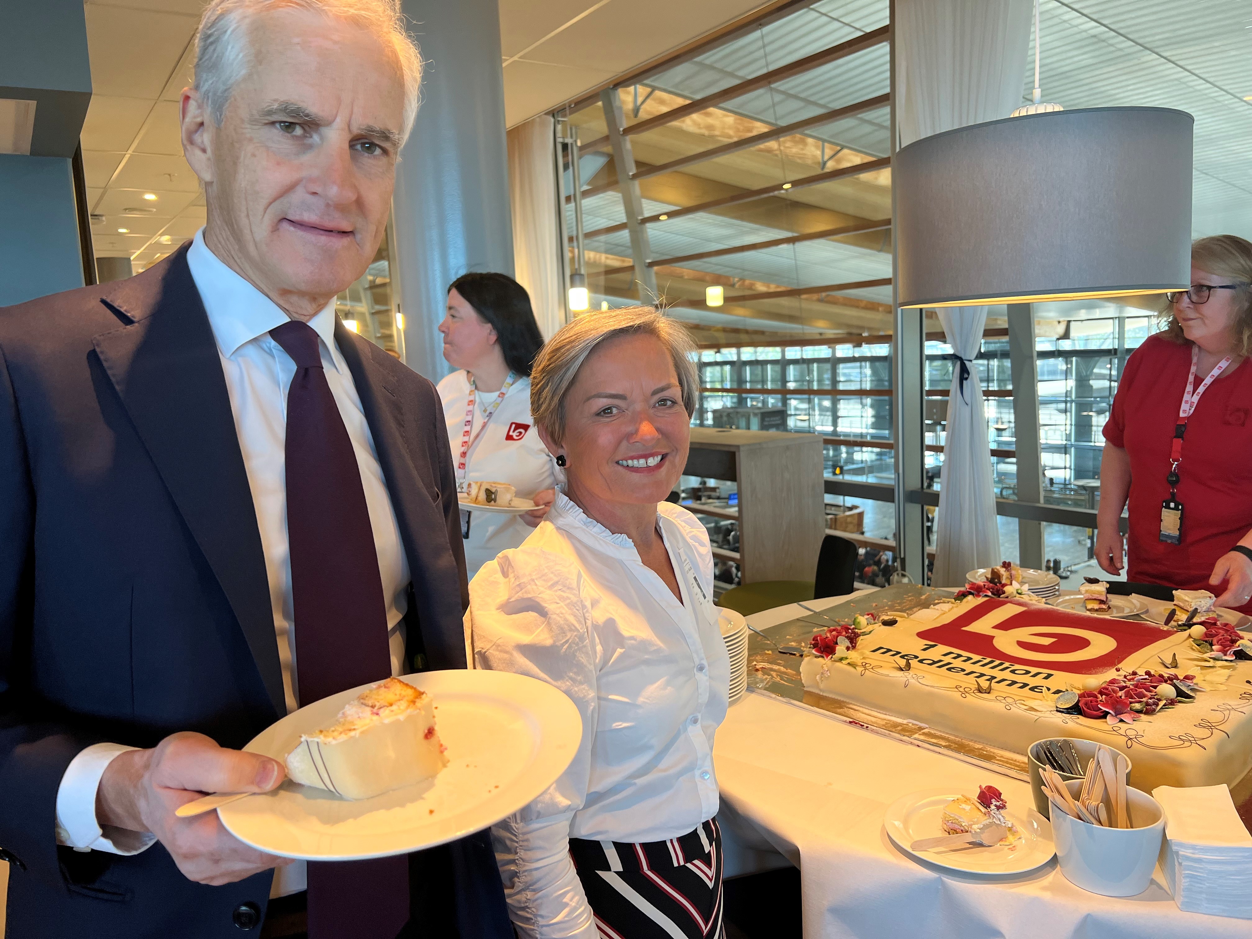 Sissel M. Skoghaug og statsminister Jonas Gahr Støre