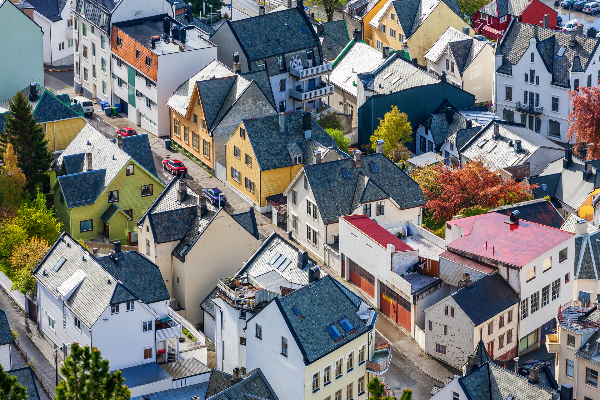 Flyfoto som ser ned på boligtak. Foto.
