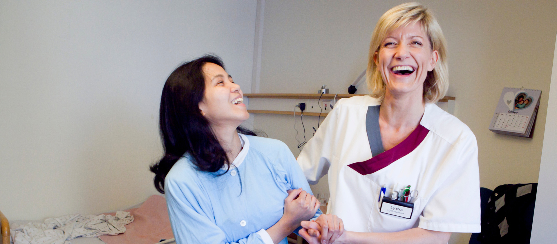 To kvinner med helseuniform. Foto.