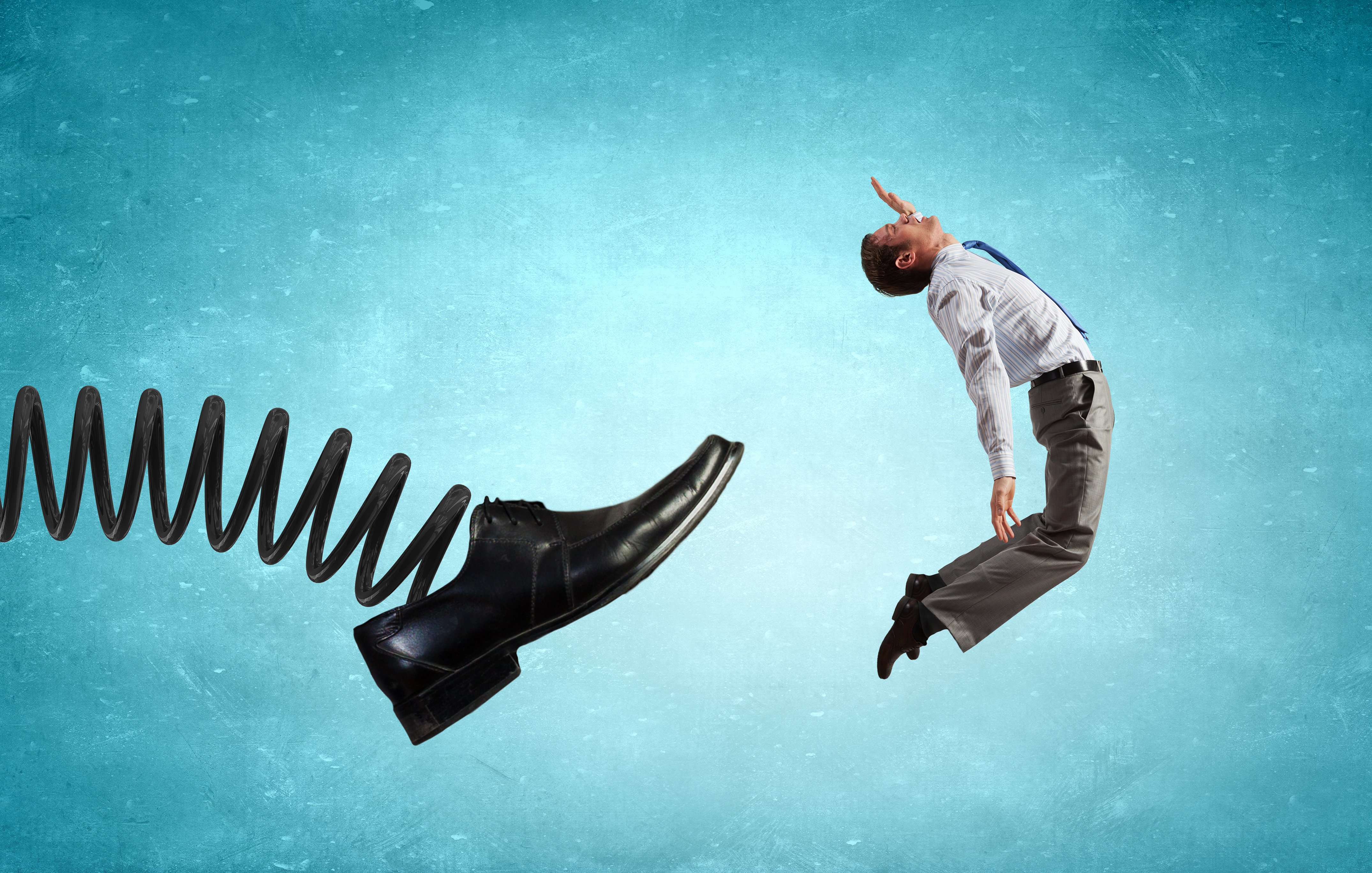 Mann som blir sparket av sko