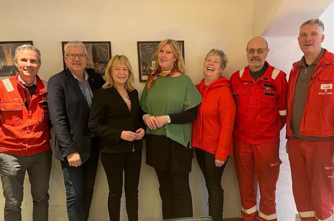 tre kvinner og fire menn