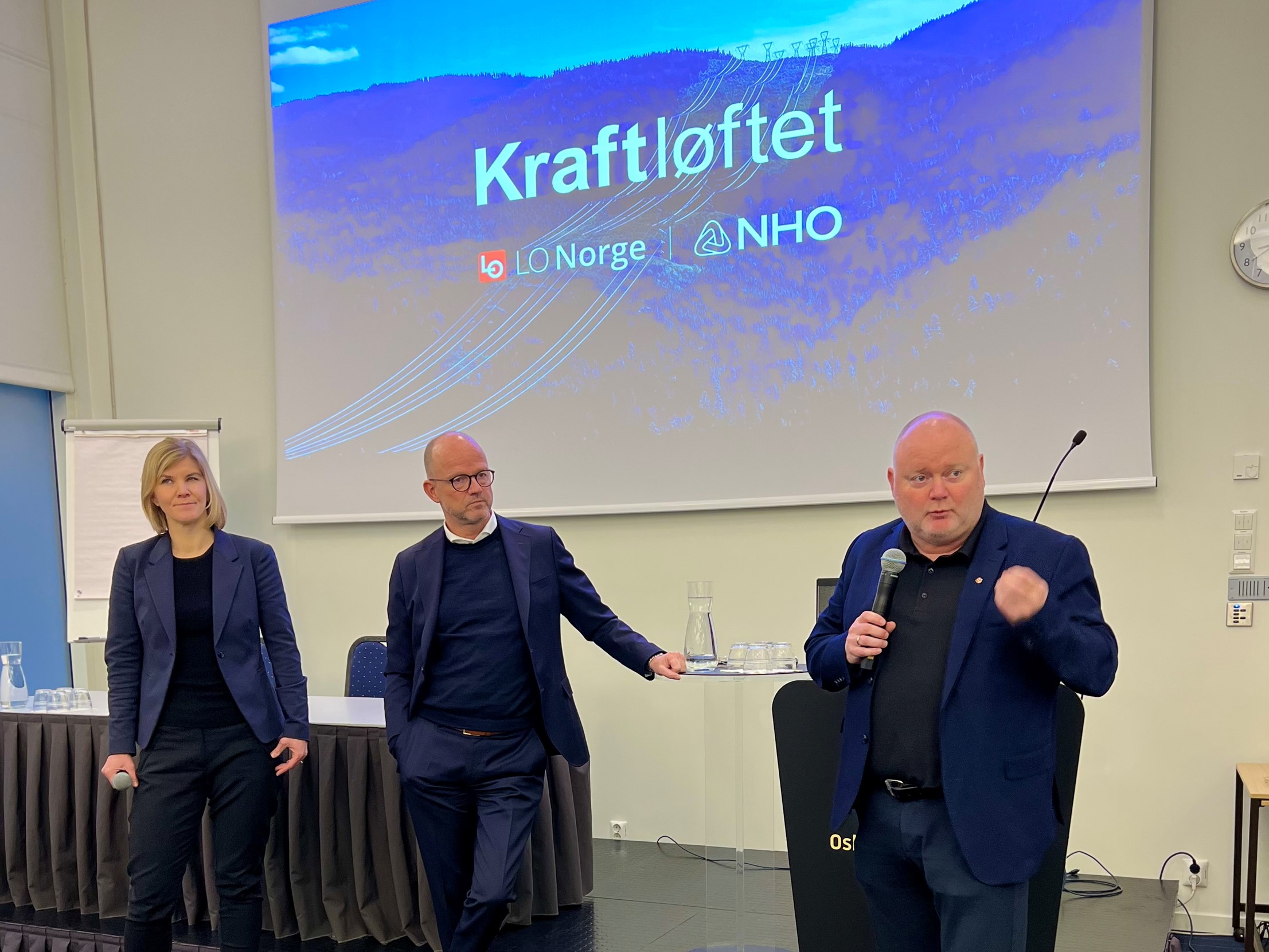 statssekretær Elisabeth Sæther (Ap) og i midten Ole Erik Almlid, sjef i NHO.  og LO-sekretær Are Tomasgard. Foto.