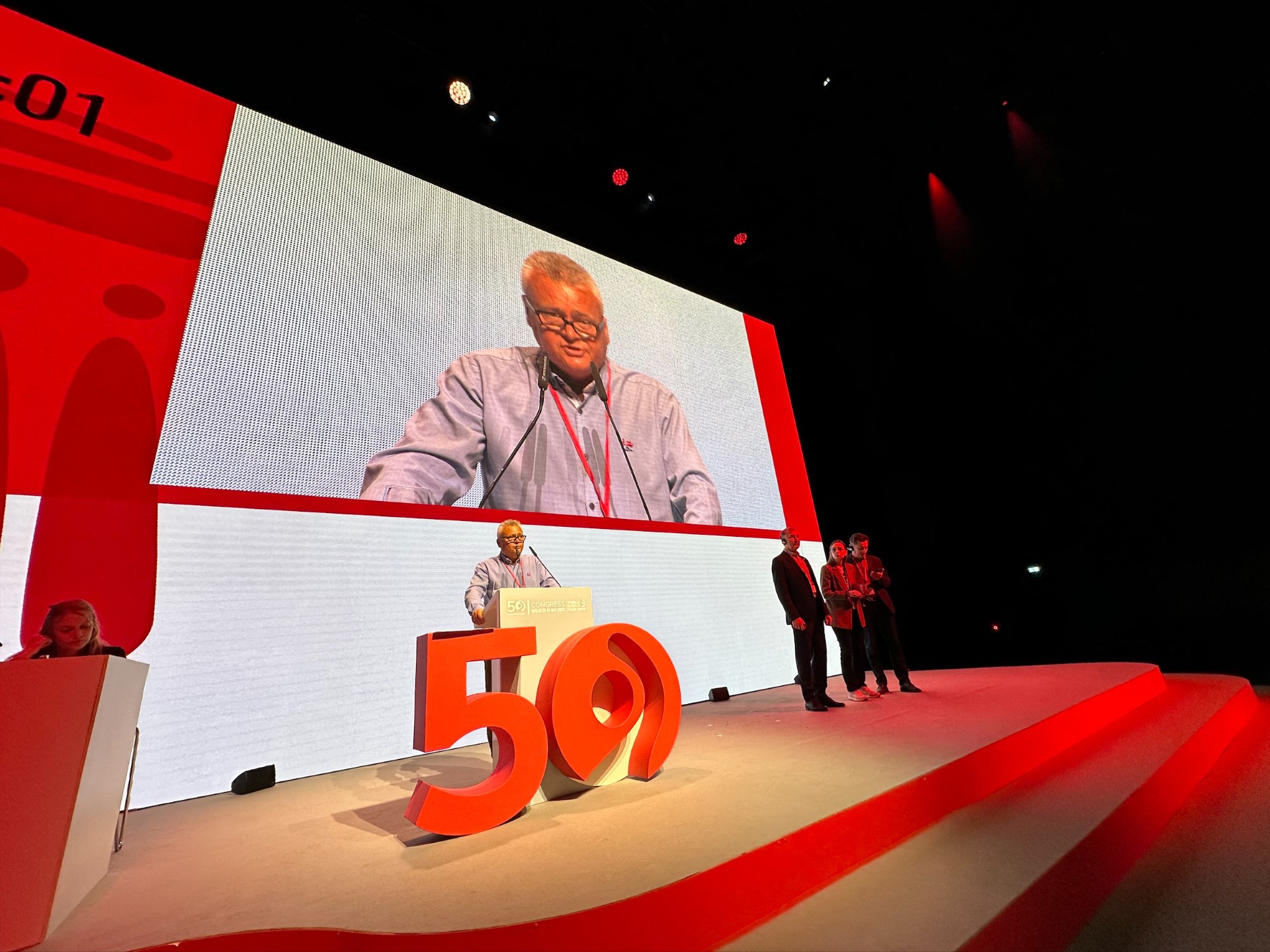 Fellesforbundets leder, Jørn Eggum, på talerstolen under DEFS-kongressen i Berlin.