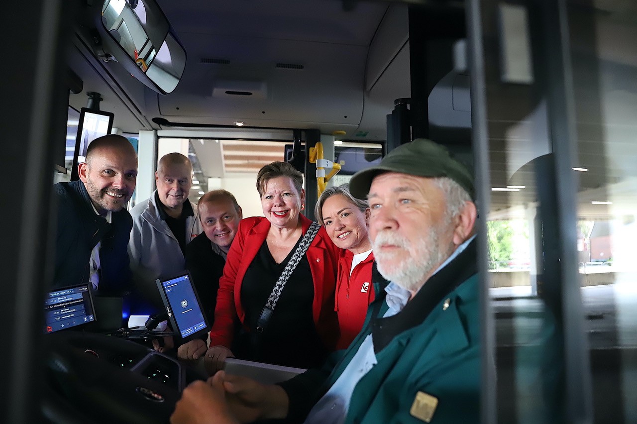 - Vi ønsker å etablere et buss-forum, hvor vi inviterer brukerne og sjåførene til å dele sin erfaring. Ut fra det, kan vi skreddersy et busstilbud som er mer treffsikkert enn i dag, sier bak fra venstre Stig Hansen (Fellesforbundet avdeling 851 Østfold Fagforening), Ulf Lervik (LO Østfold) og Finn Arne Cokken Solberg (hovedtillitsvalgt for NJF i Vy). Foran fra høyre: Sissel M. Skoghaug (LOs første nestleder), Siv Henriette Jacobsen (Ap) (fylkesrådsleder i Viken og 2. kandidat i Østfold) og Sindre Martinsen-Evje (Ap) (ordførerkandidat i Østfold). 