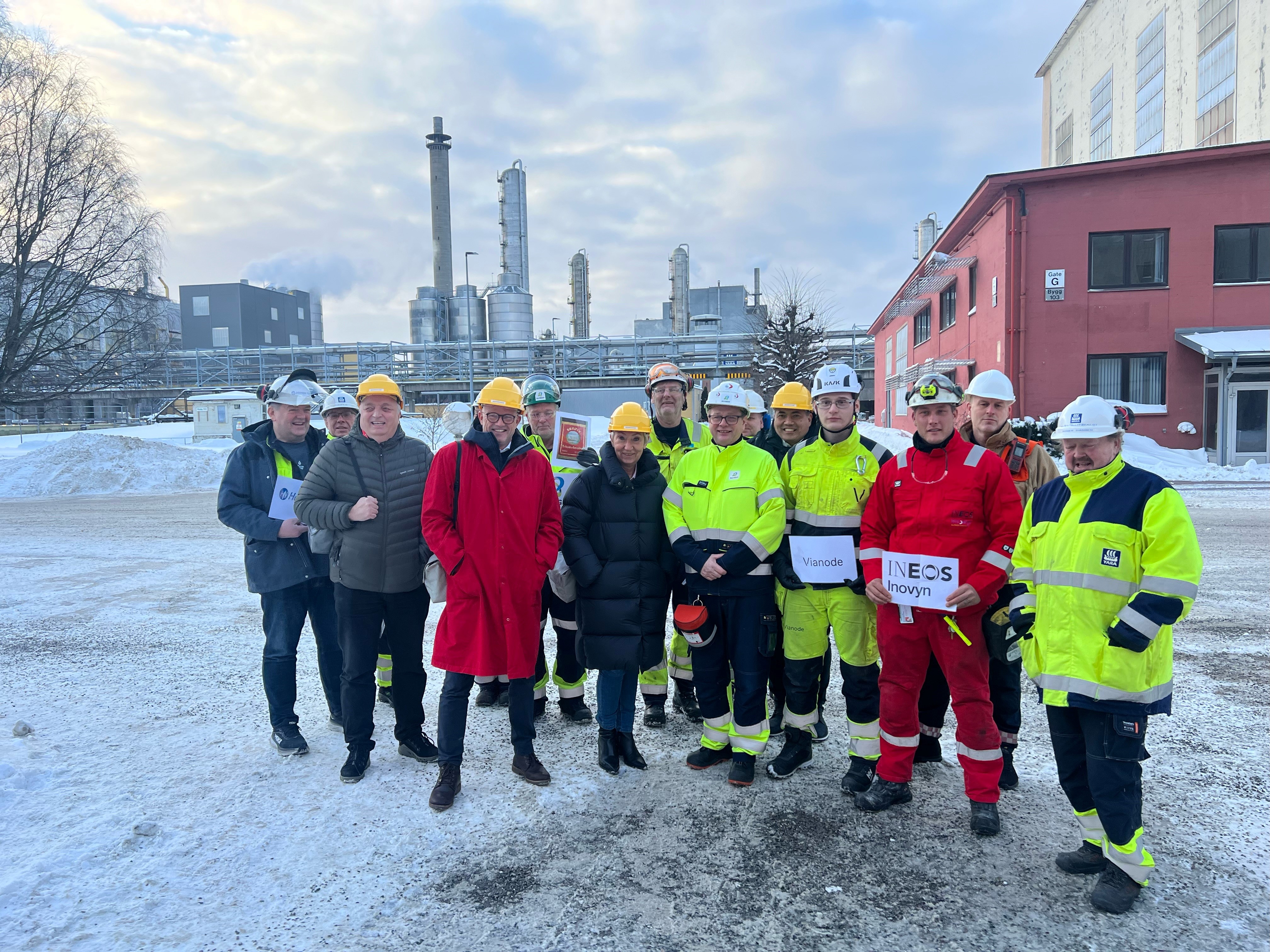 Tillitsvalgte og ledere står samlet uten 