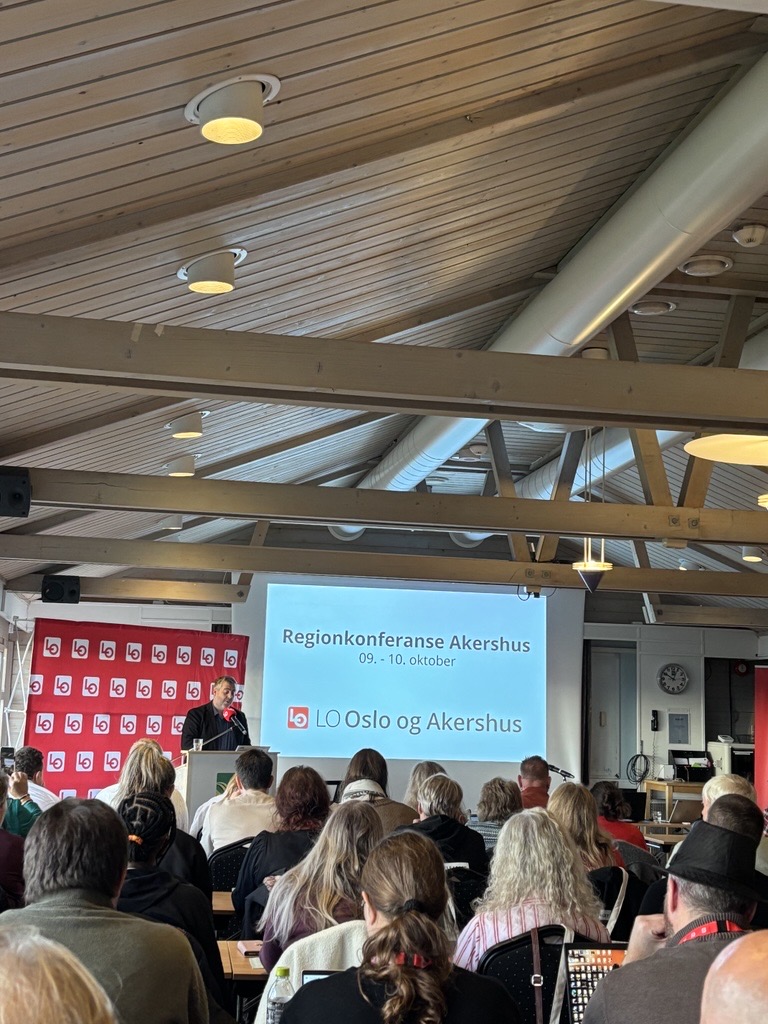 Regionleder Torbjørn Ness åpner regionkonferansen 2025
