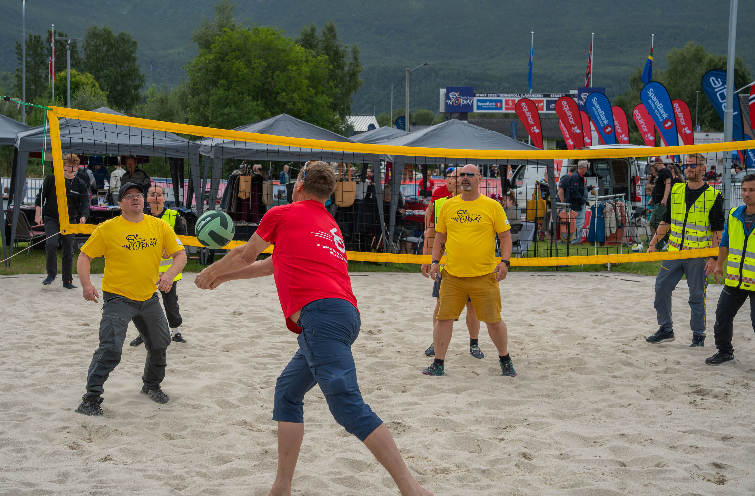 LO ansatt spiller sandvolleyball